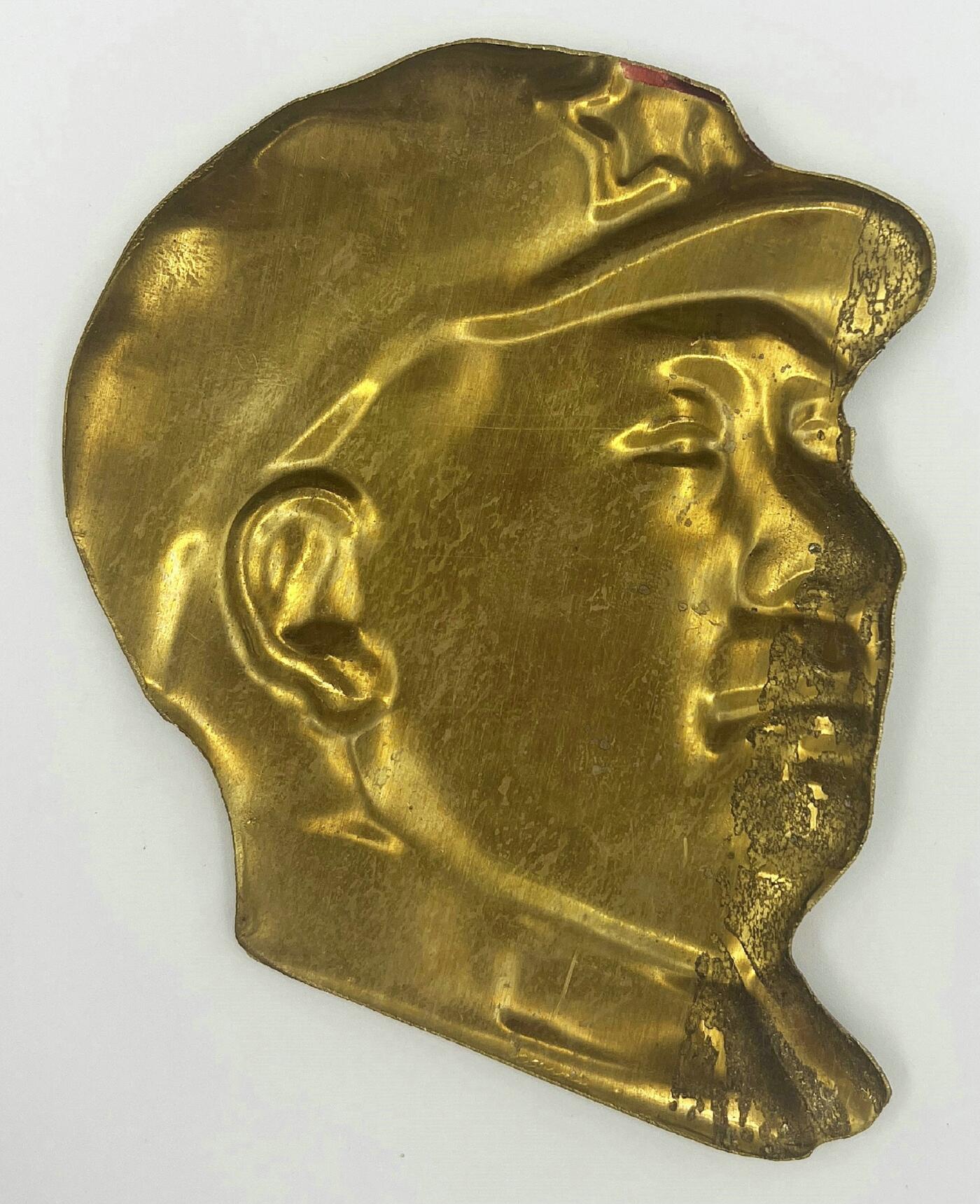 2025年伟人像章秋季专场拍卖会 金色侧面像 军帽 红色珐琅五角星帽徽领章 三枚 9.8cm×8.15cm×3