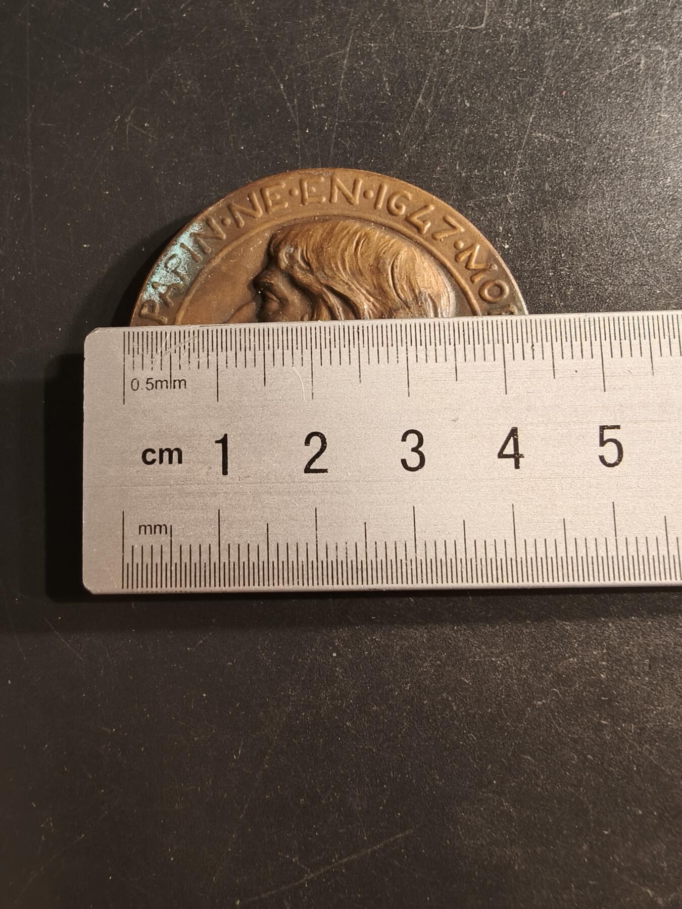 老王徽章第162期  法国机械和金属加工业联合会大铜章     直径43mm.    重量48.7g