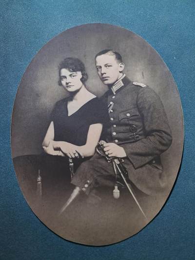 盛世勋华——号角文化勋章邮票专场拍卖第287期 - 德国（1939）陆军伤残军官家庭照片 佩戴一战黑战伤/自由军团一级波罗的海十字奖章/一战二级铁十字勋章绶带