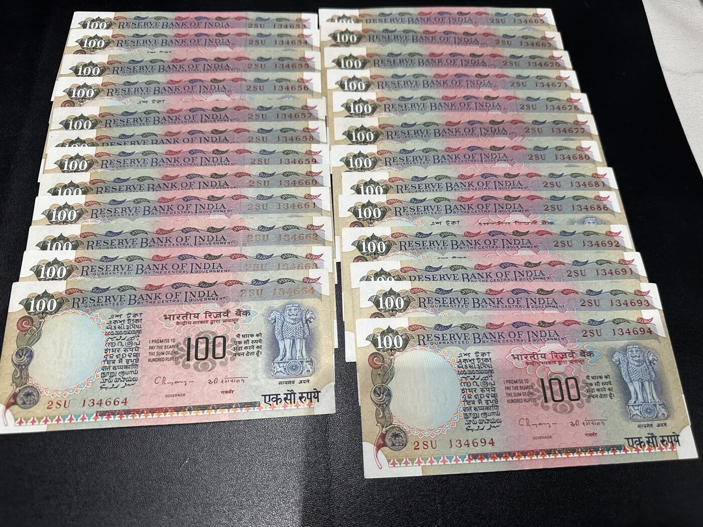 《外钞收藏家》第五百八十三期（精选场）（本期拍品丰富）（本平台长期征集拍品、欢迎藏友们联系合作） 印度100卢比 25张 部分连号 有针孔 角不绝 品相如图