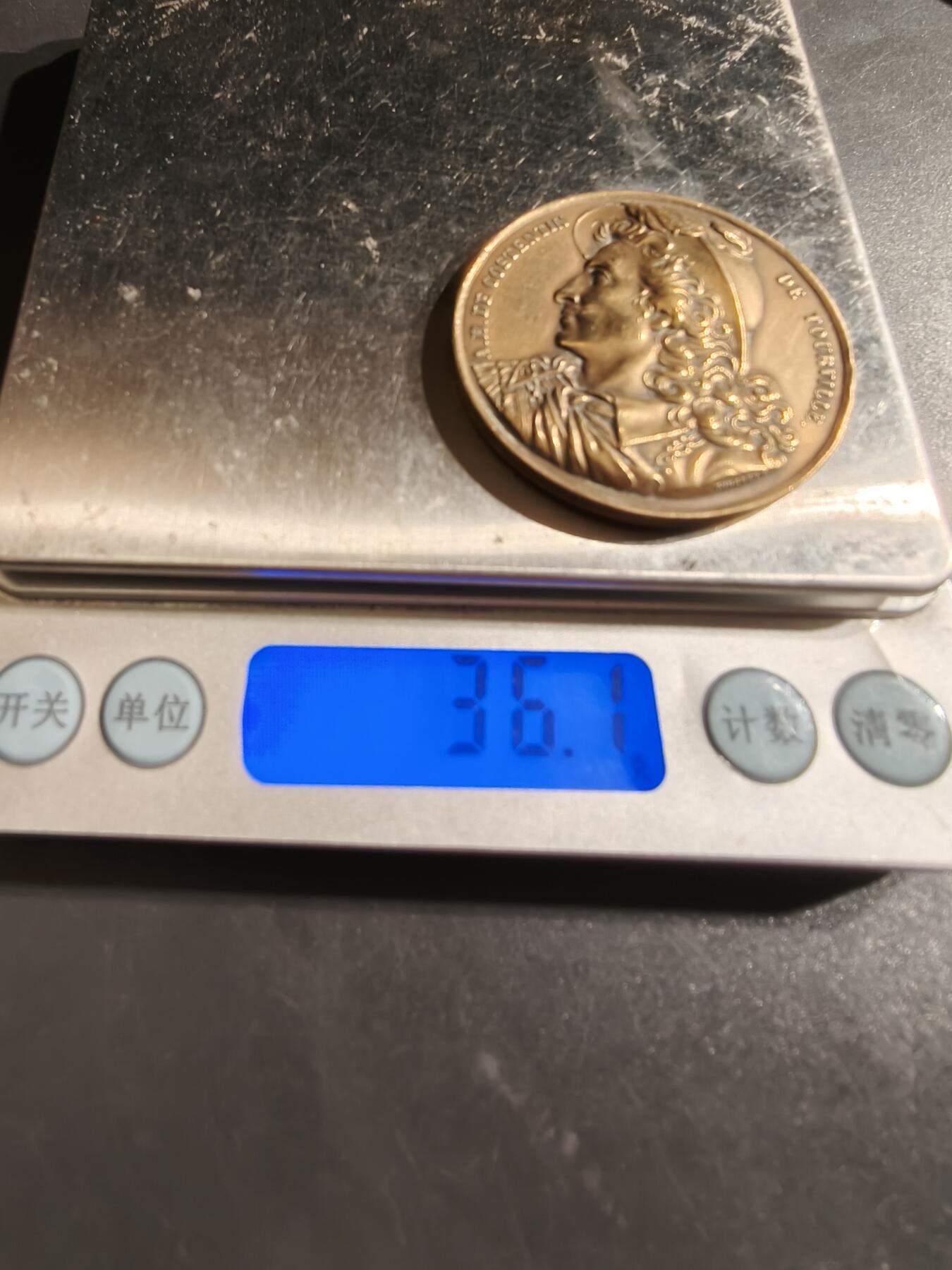 老王徽章第162期  法国海军“图尔维尔”号巡洋舰大铜章     “图尔维尔”号是法国海军的一艘重型巡洋舰，于1926年下水，1928年服役。 该舰以法国海军上将安妮·伊拉里翁·德·图尔维尔（Anne Hilarion de Tourville）命名。 该舰在二战期间主要在地中海和印度洋服役，并于1963年退役。   高浮雕     直径41mm.    重量36.1g