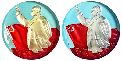 2025年伟人像章秋季专场拍卖会 - 兰州 红蓝银配色 伟人背手挥手示意形象 红旗党旗元素 一对 NGC-MS66 直径10.04cm×2