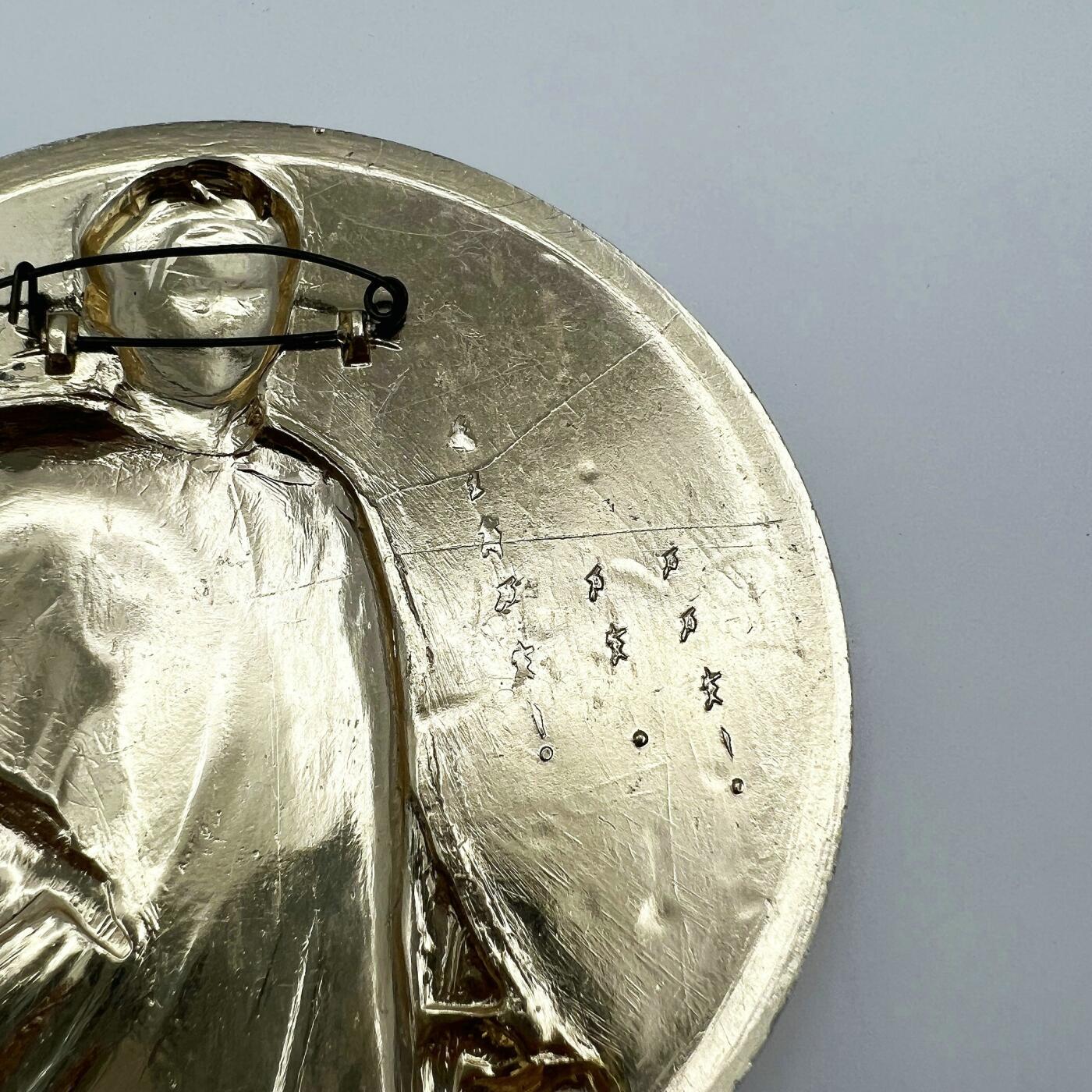 2025年伟人像章秋季专场拍卖会 红、蓝底银像 圆形 伟人青年形象 湘江评论 铭刻“问苍茫大地 谁主沉浮”诗句 一枚 直径9cm