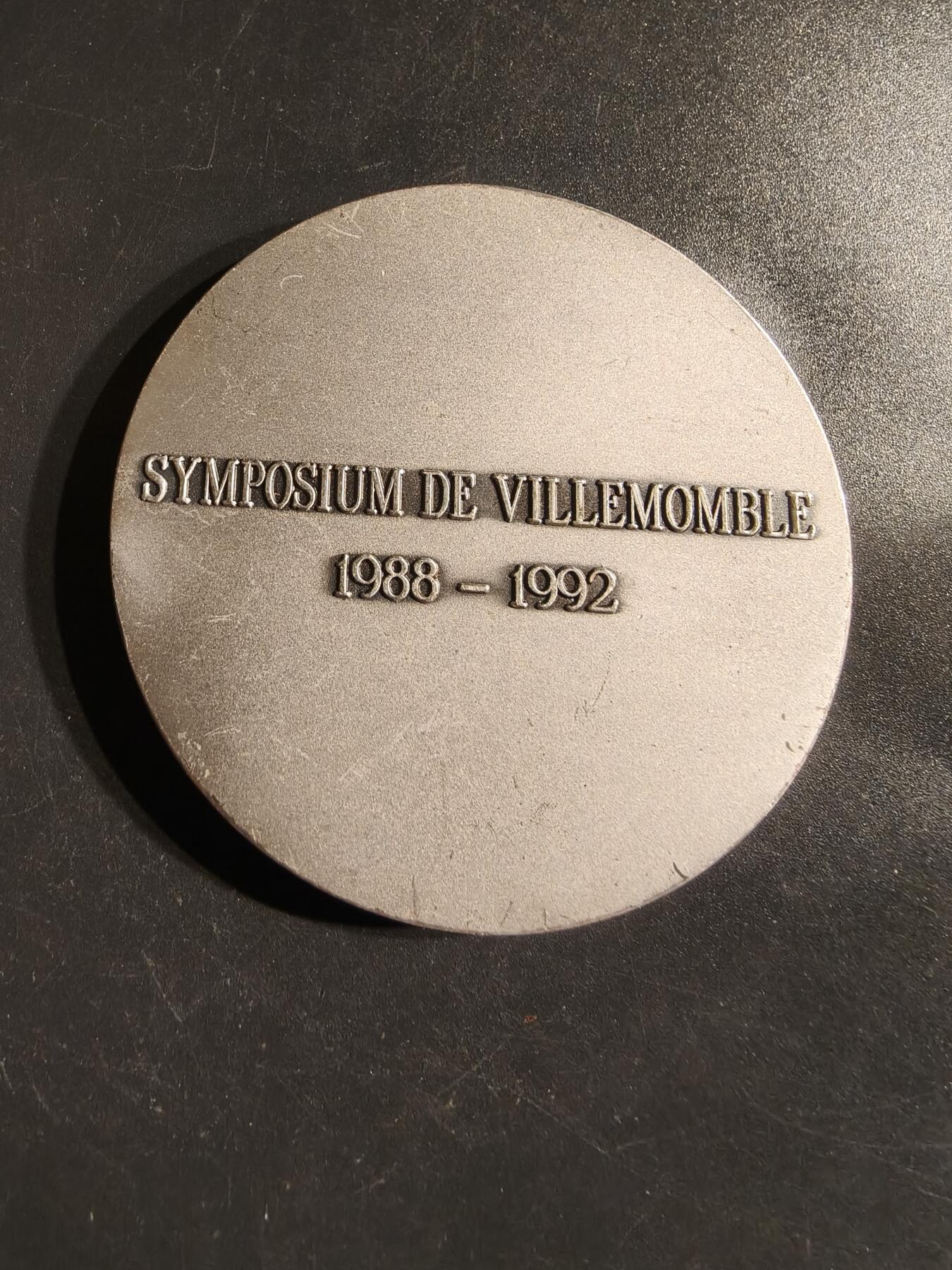 老王徽章第162期  是法国维勒蒙布勒市友好城市委员会镀银大铜章     直径62mm.    重量140g