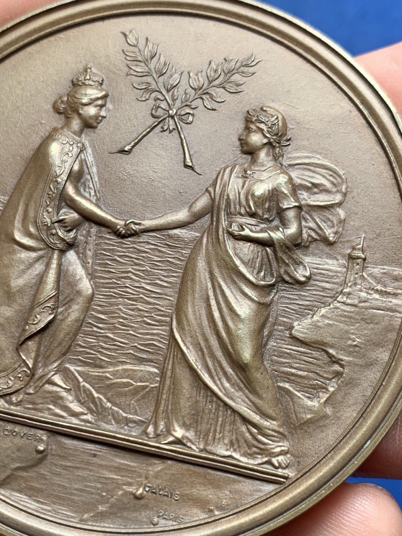 《竞宝斋》第436场 周日，周一2场连拍 （全场包邮） 1903年法国总统埃米尔•卢贝访问英国纪念，139.1克，63.2mm，铜标边铭，原盒有破损