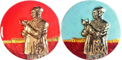 2025年伟人像章秋季专场拍卖会 - 红蓝金配色 圆形 伟人鼓掌像 人民大会堂元素 一对 直径6cm×2