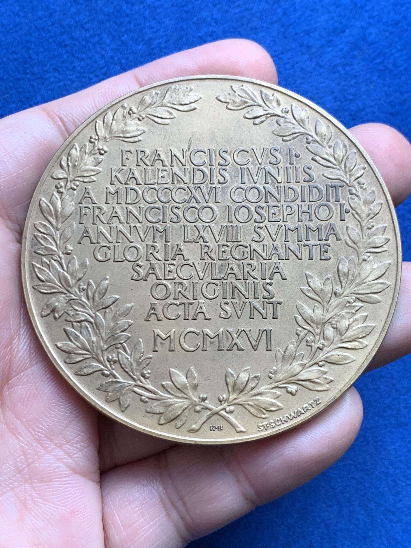 《竞宝斋》第436场 周日，周一2场连拍 （全场包邮） 1816-1916年奥地利国民银行百年纪念铜章 直径65.2mm 重约108.5g 带原盒 状态不错 细节见图