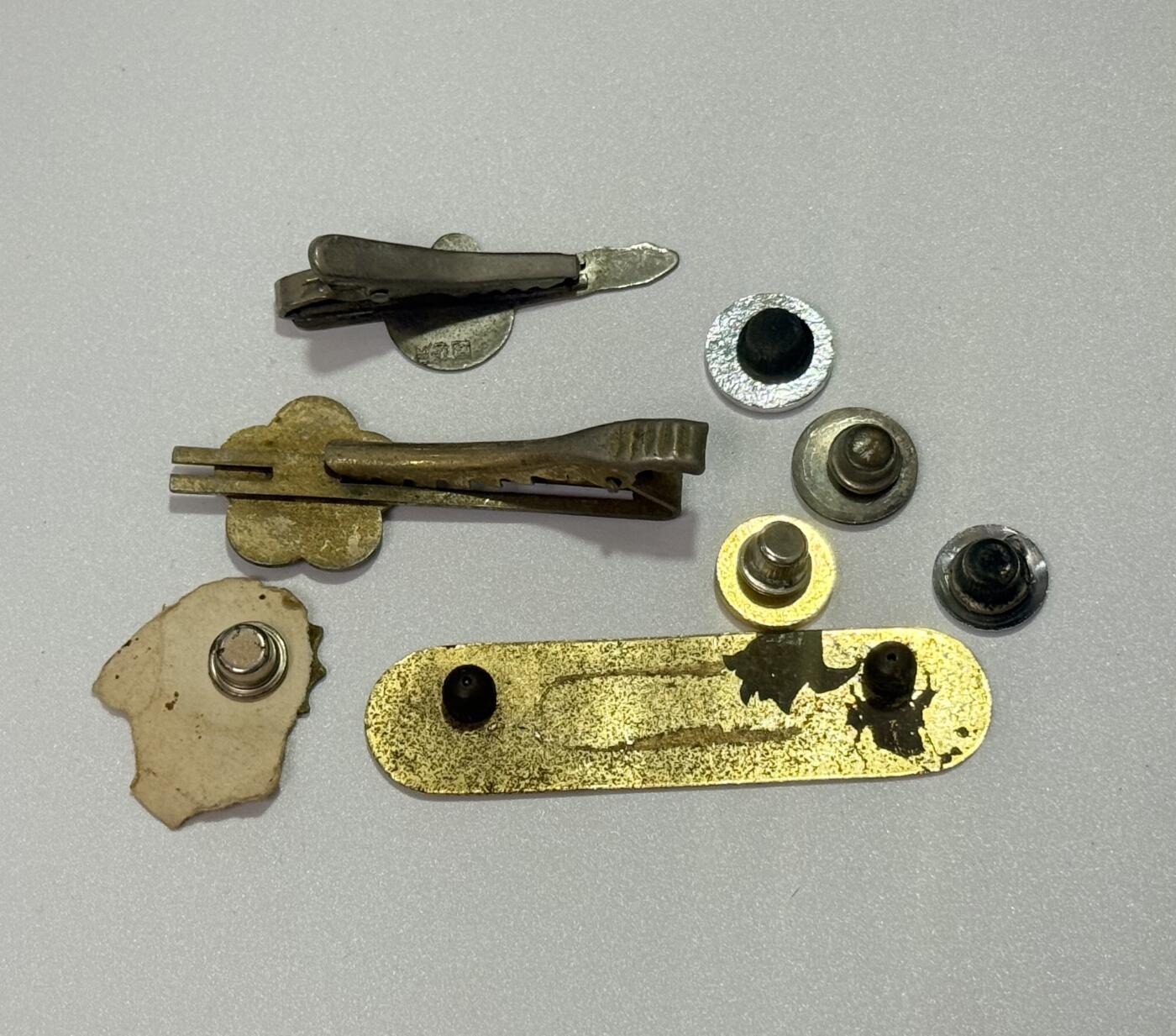 韵星假日精品2025秋季军品类拍卖会-- Rimey Holidays Boutique 2025 Autumn Militaria Sale 国军姓名牌、领带夹、蒋公像章等一组八件