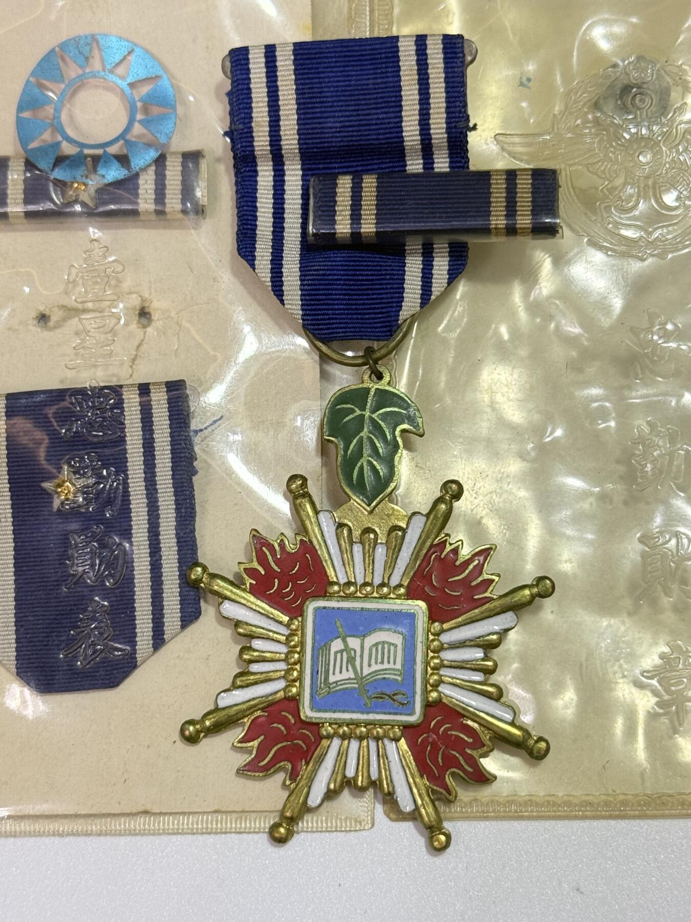 韵星假日精品2025秋季军品类拍卖会-- Rimey Holidays Boutique 2025 Autumn Militaria Sale 金品高先生旧藏，50年代铜版本忠勤勋章、一星、二星勋表大全套。军中服役三十年，最终军衔为上校或少将