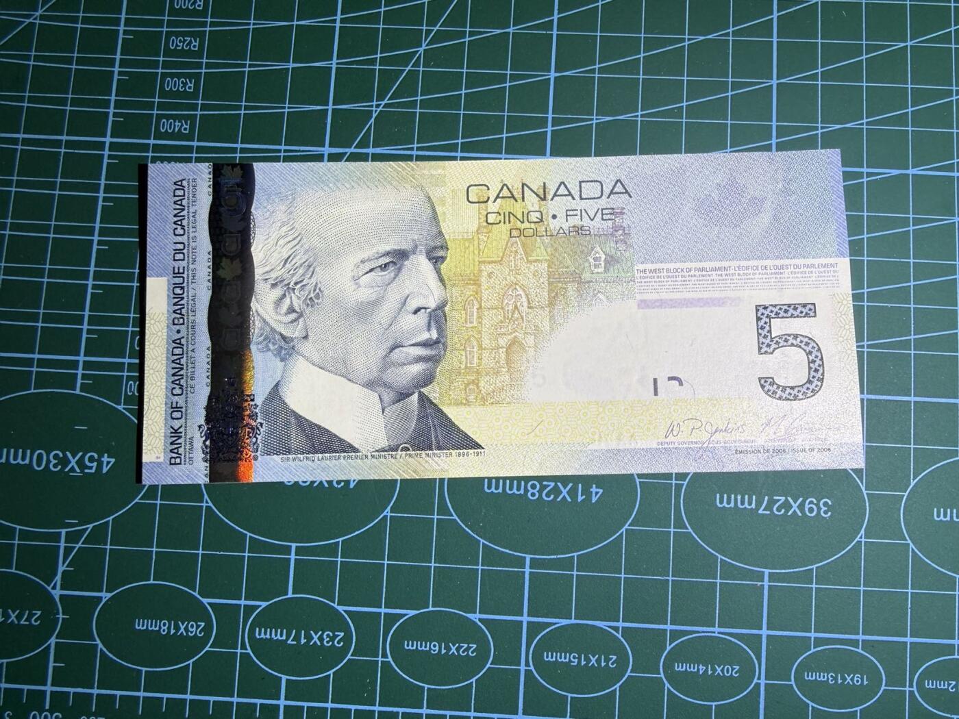 【炜奕收藏】，第五十期 加拿大旅版5元，UNC品相，号码无47尾8