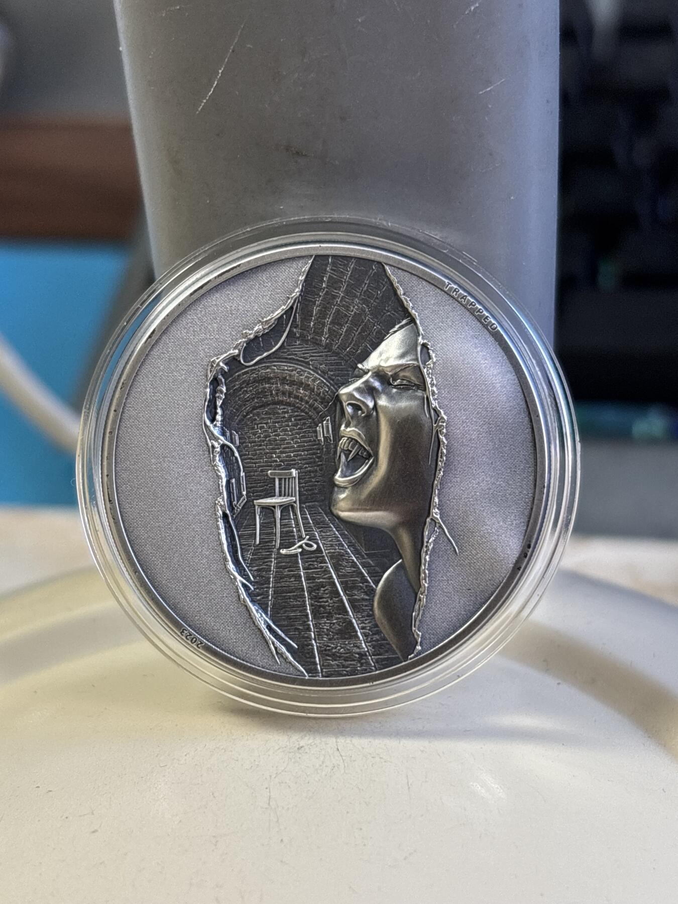 第181期拍卖 库克2023年迷茫和困境系列逃离1盎司纪念银币，999银，发行量999枚，外铁盒有稍微凹陷