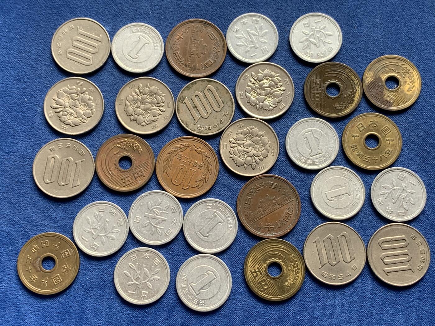 《竞宝斋》第436场 周日，周一2场连拍 （全场包邮） 日本硬币一组 多为昭和时期 细节见图