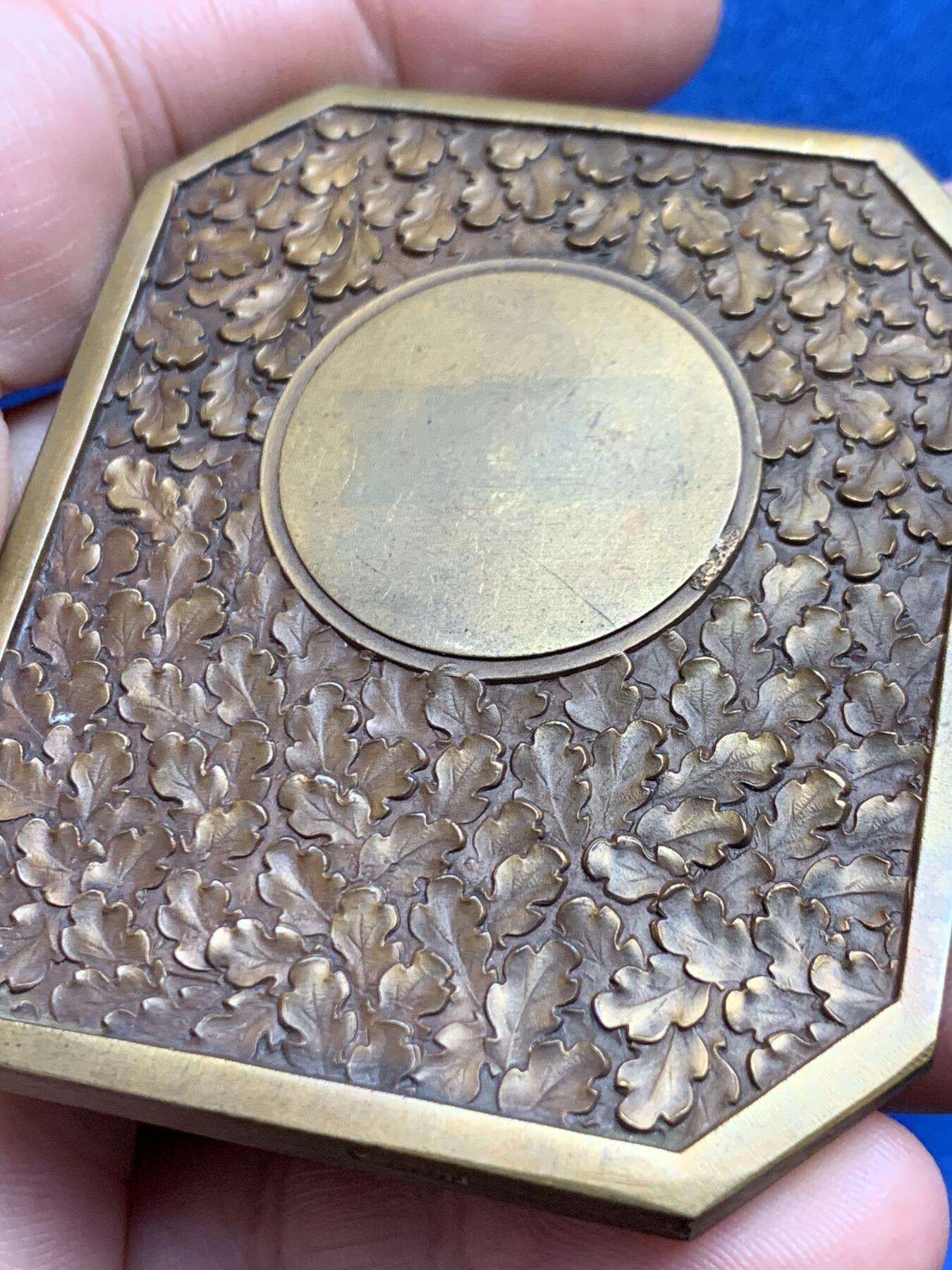 《竞宝斋》第436场 周日，周一2场连拍 （全场包邮） 法国天使大牌匾，极少见品种，法国著名雕刻家FRAISSE作品。品相极美，赏心悦目。直径：63*53mm，重：103g，三角铜标边铭，双面高浮雕，细节犀利，带原盒。