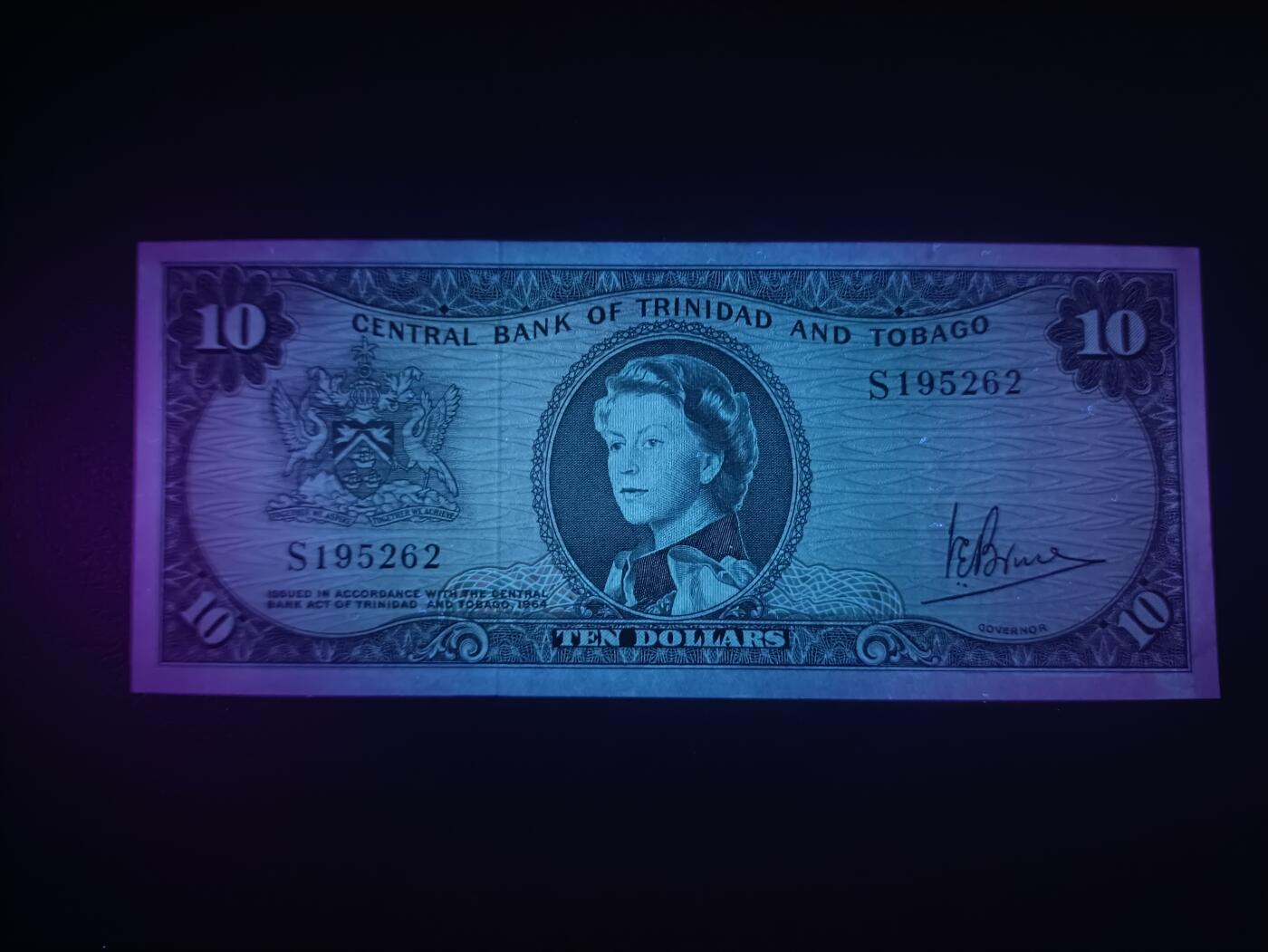2025十一月第三期，总201期 特立尼达和多巴哥1964版10元UNC-无47，稀有女王头像序列中高面值，国徽和央行大楼以及海上钻井平台