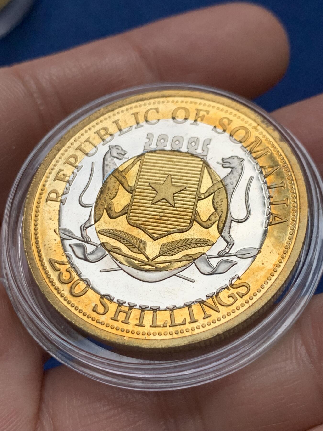 《竞宝斋》第436场 周日，周一2场连拍 （全场包邮） 四枚一组 2008年/2009年索马里双色币，纪念达尔文，门捷列夫，毕加索和约翰·巴丁（两次诺贝尔物理学奖获得者），少见，38mm。