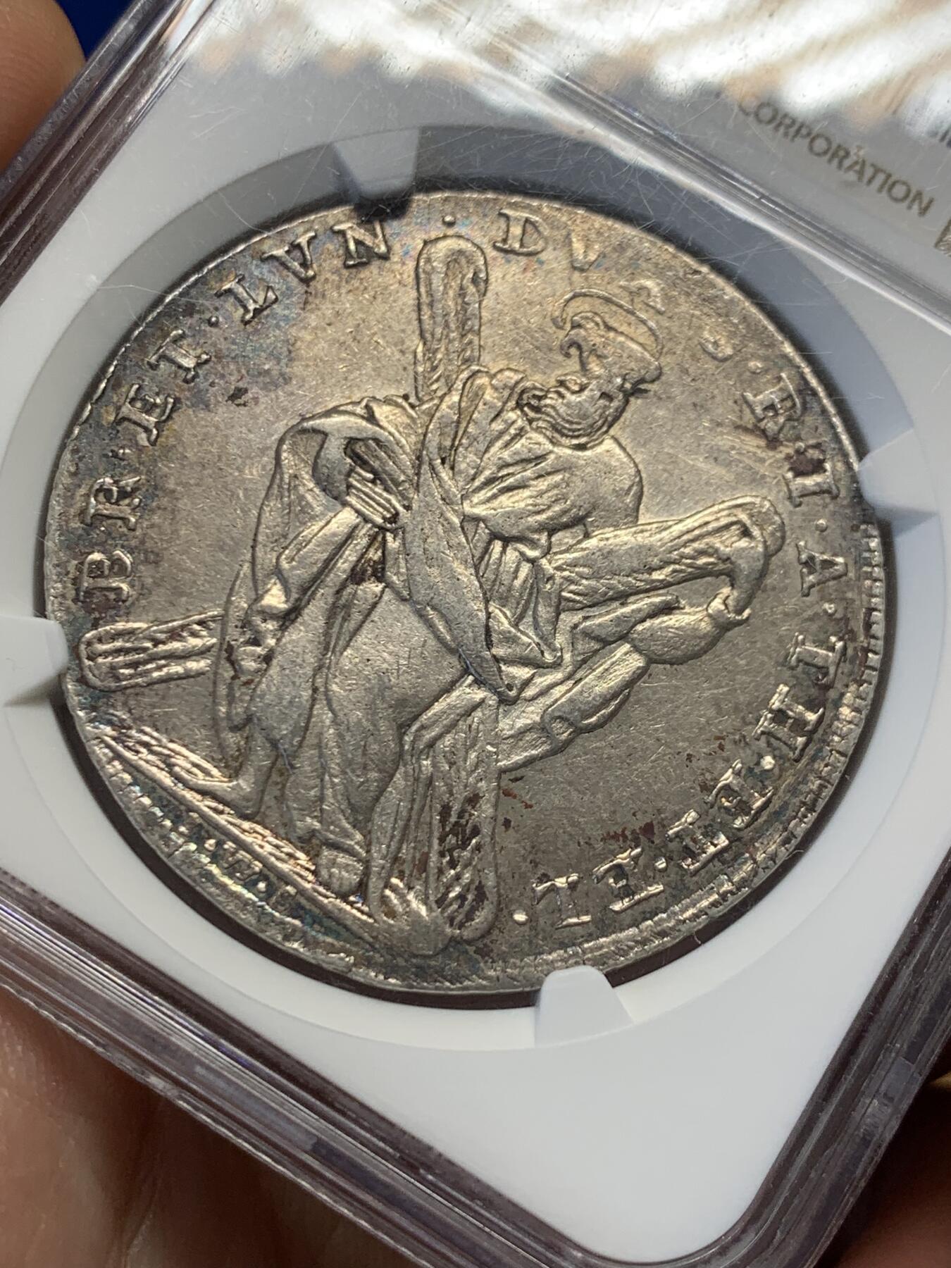 《竞宝斋》第436场 周日，周一2场连拍 （全场包邮） NGC AU55 德国1755年布伦瑞克 吕内堡 乔治三世泰勒大银币 1714年汉诺威选帝侯乔治一世依据《嗣位法》继承英国王位，而汉诺威王室源之于德国13世纪的吕内堡公爵，因此背后的徽章带有英伦的风格，这在德国泰勒当中不多见的。