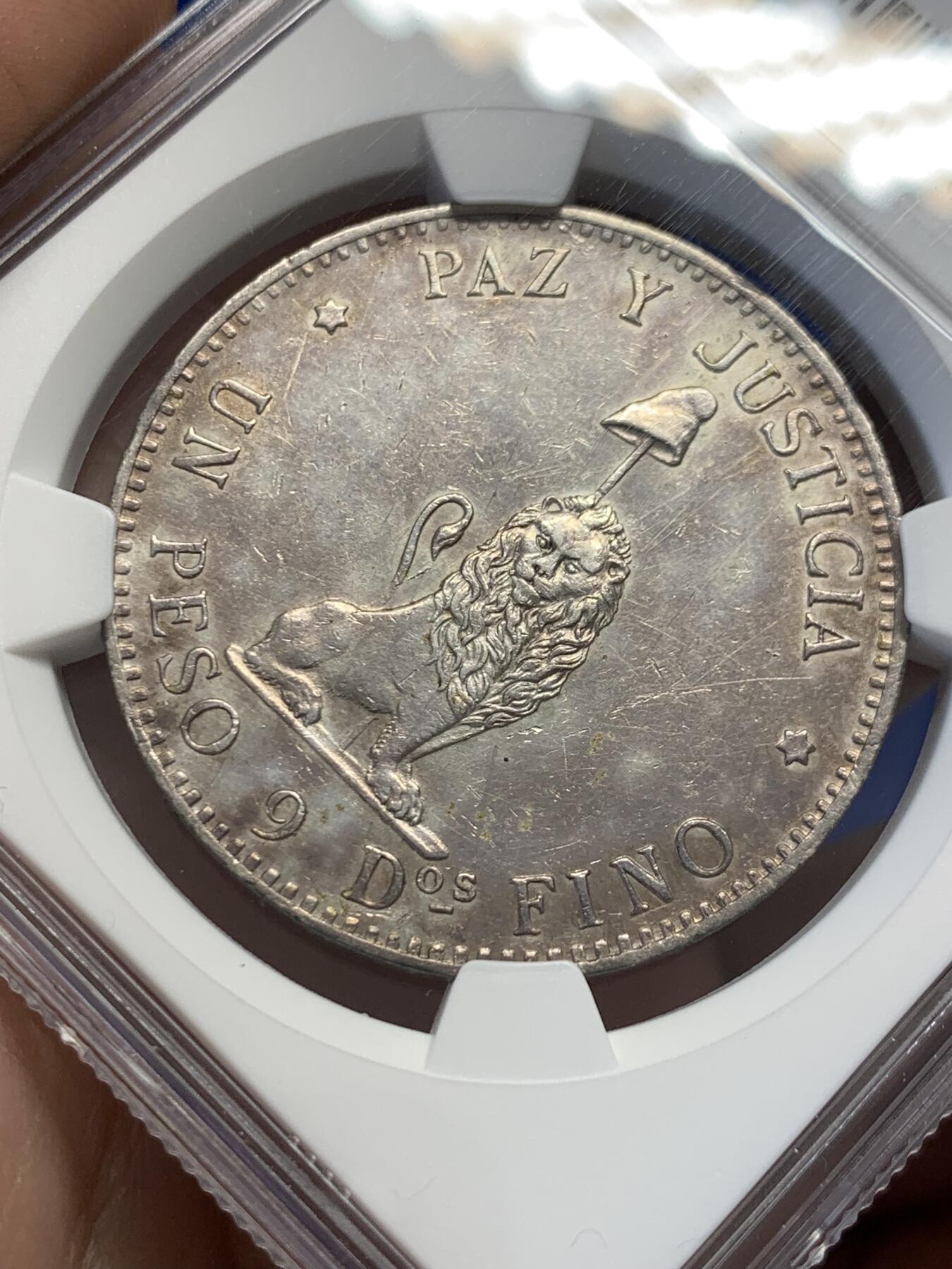 《竞宝斋》第436场 周日，周一2场连拍 （全场包邮） NGC UNCD 巴拉圭1889年雄狮1比索大银币，正面图为一头卷毛雄狮蹲坐守卫着自由之竿和自由之帽，反面图中间有一枚光芒四射的五角星，以此纪念1811年5月摆脱西班牙殖民统治获得独立。