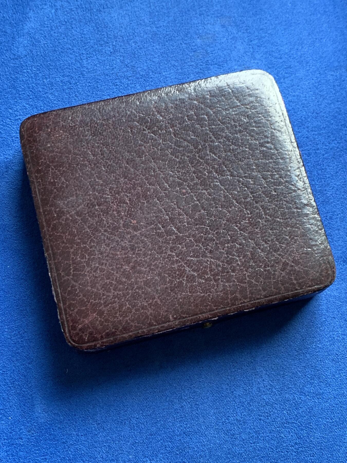 《竞宝斋》第436场 周日，周一2场连拍 （全场包邮） 法国旅游联盟联合会镀银大铜章 147.3克 71*61.5mm 三角铜标 带原盒