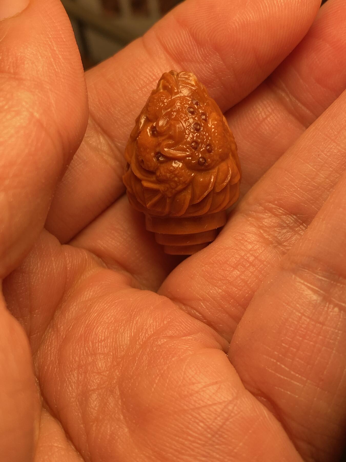 大佬都在看的苏工核雕捡漏价 福利苏工核雕，纯手工雕刻，老苏工铁核招财进宝，金蟾三通，个性十足，等待有缘人，市场无同款，尺寸1。95x2。9喜欢的来