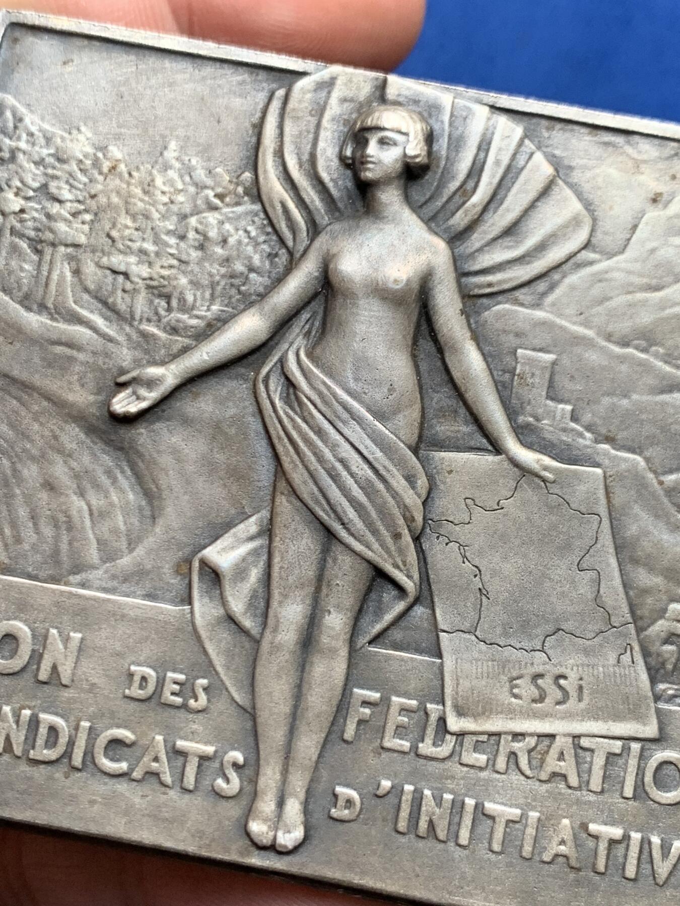 《竞宝斋》第436场 周日，周一2场连拍 （全场包邮） 法国旅游联盟联合会镀银大铜章 147.3克 71*61.5mm 三角铜标 带原盒