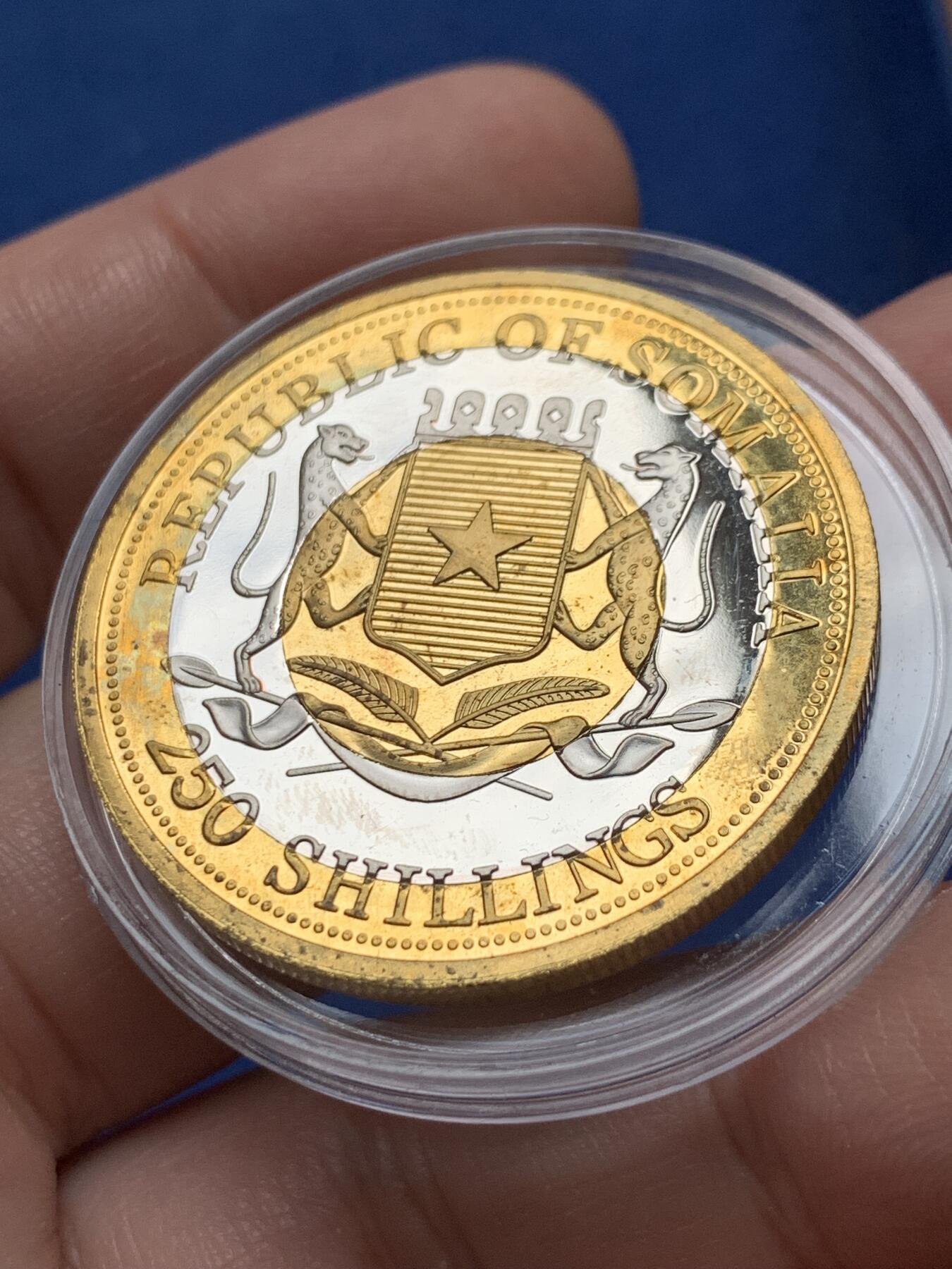 《竞宝斋》第436场 周日，周一2场连拍 （全场包邮） 四枚一组 2008年/2009年索马里双色币，纪念达尔文，门捷列夫，毕加索和约翰·巴丁（两次诺贝尔物理学奖获得者），少见，38mm。