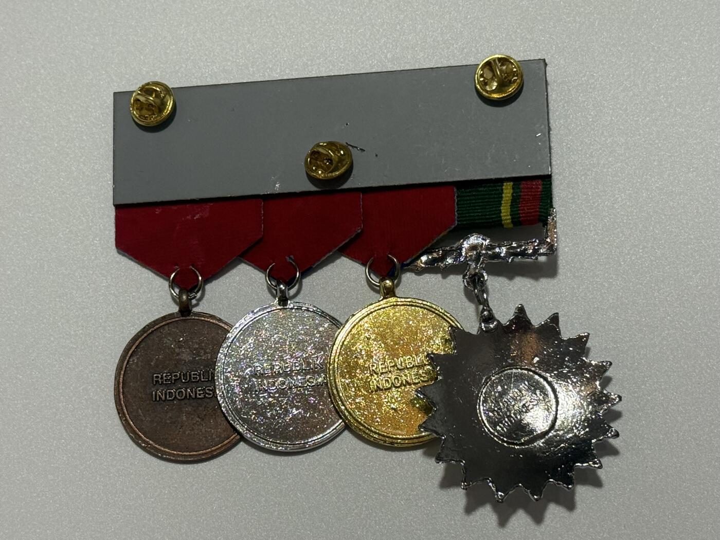 韵星假日精品2025秋季军品类拍卖会-- Rimey Holidays Boutique 2025 Autumn Militaria Sale 印度尼西亚4r联排--三级卡蒂卡挨卡拉克西（三军团结）之星勋章，金银铜三级国防军优秀服务奖章