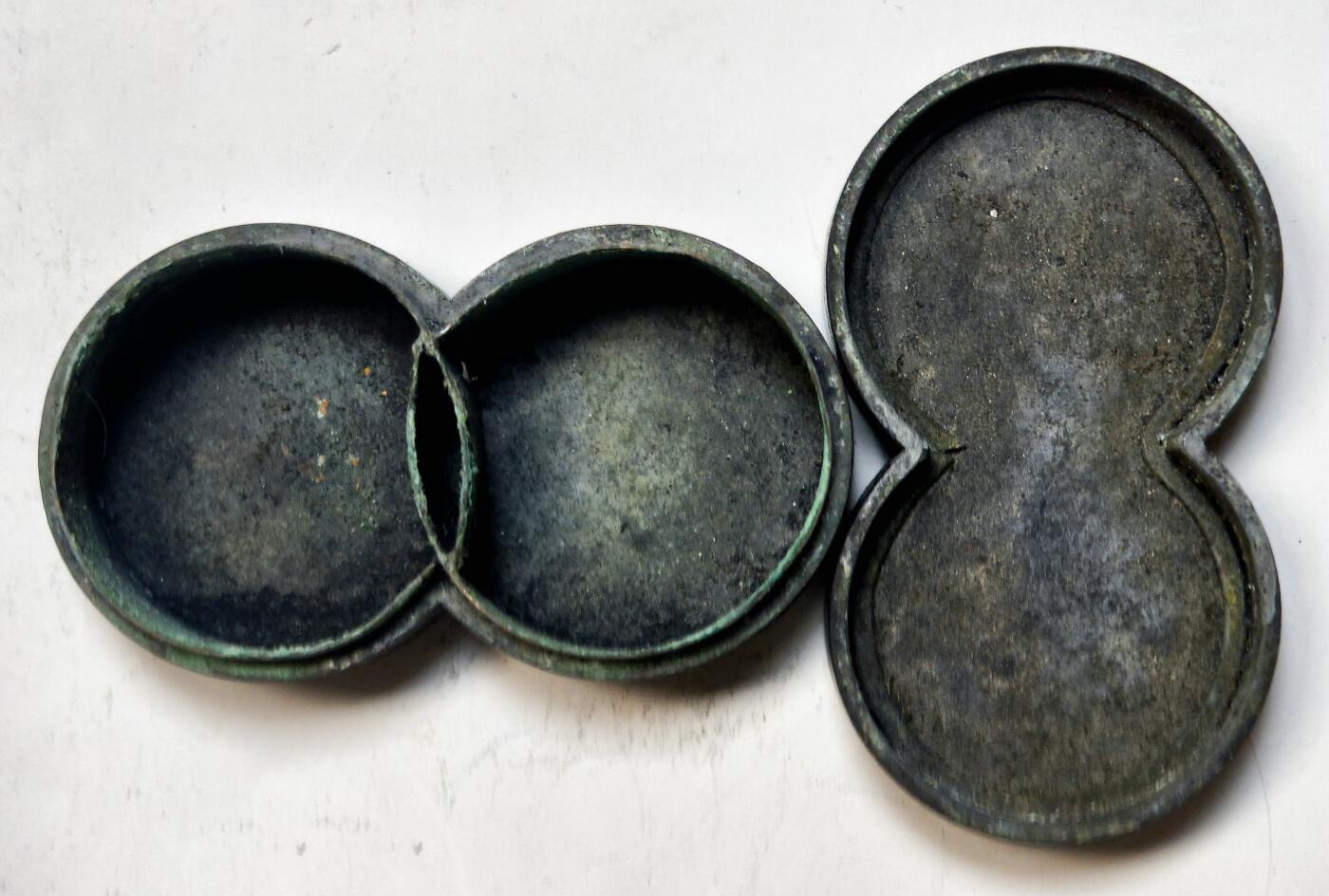 2025年吉藏纸杂文献秋季专场拍卖会 民国时期南北半球墨盒一只 6.1×3.2×2.9cm