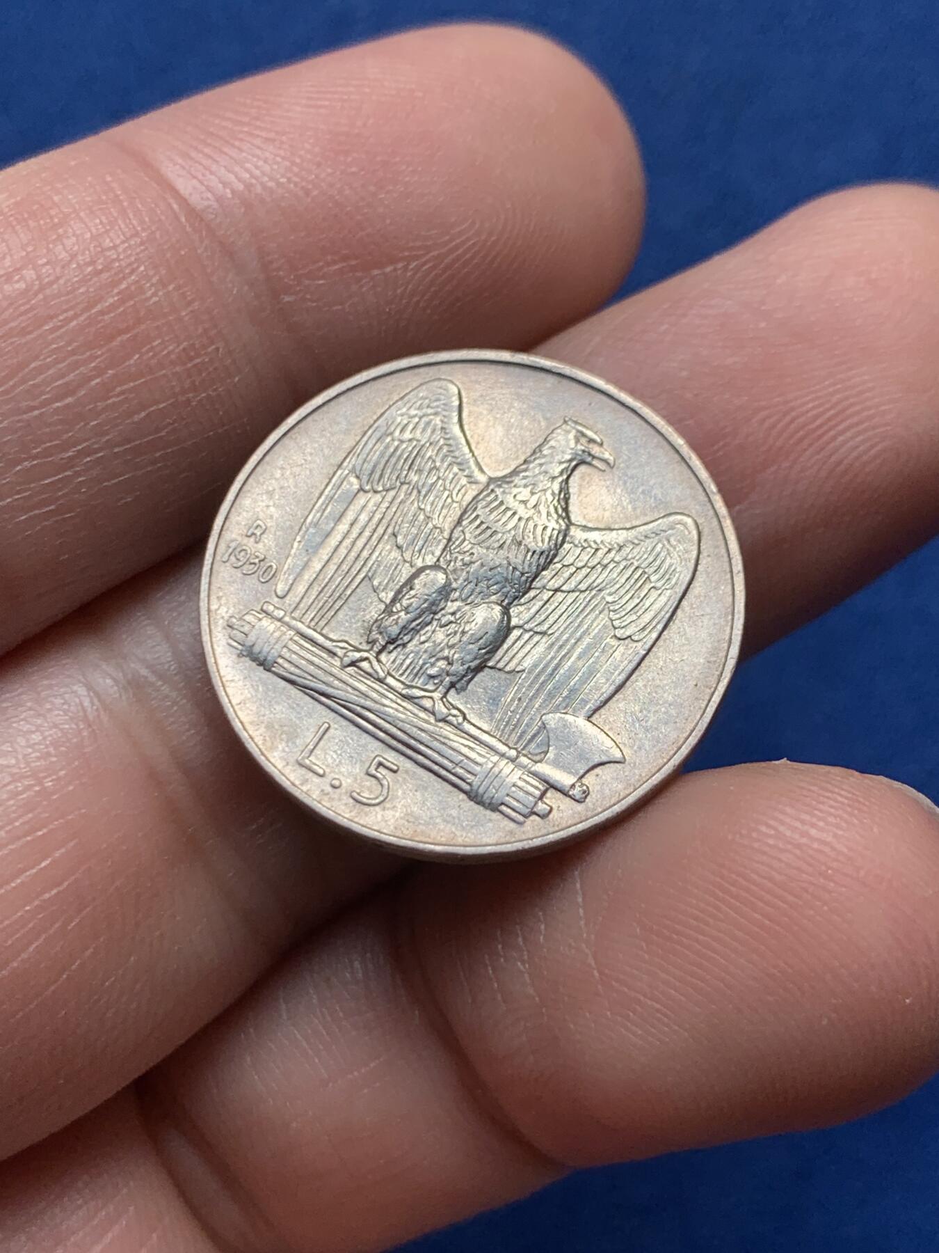 《竞宝斋》第436场 周日，周一2场连拍 （全场包邮） 1930年意大利5里拉银币，维托里奥·埃马努埃莱三世头像，背面是双头鹰和束棒图案。23mm，4.9克，含银83.5%