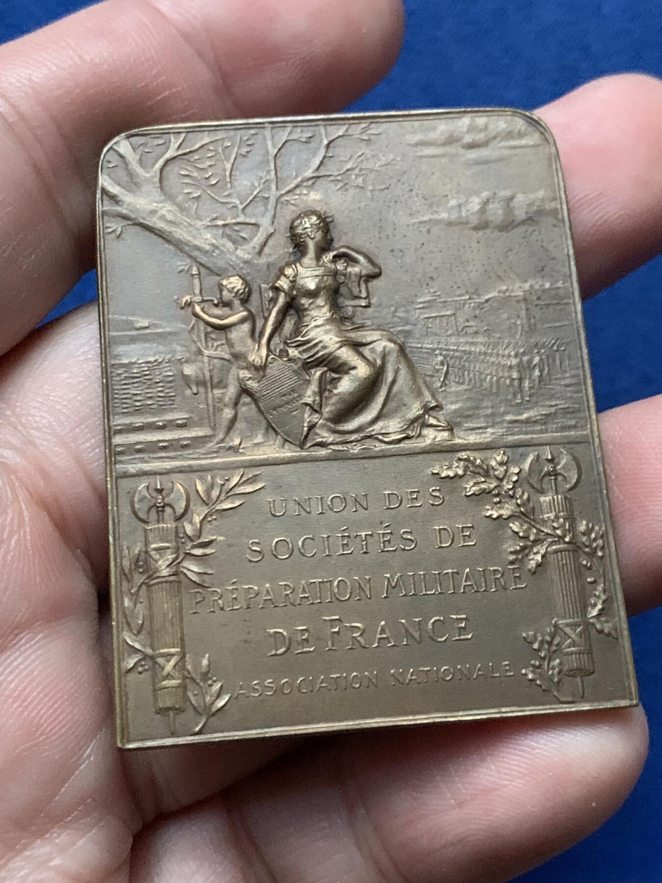 《竞宝斋》第436场 周日，周一2场连拍 （全场包邮） 法国军事装备公司联盟铜章，39.2*50.5毫米，44.45克，三角铜标边铭。