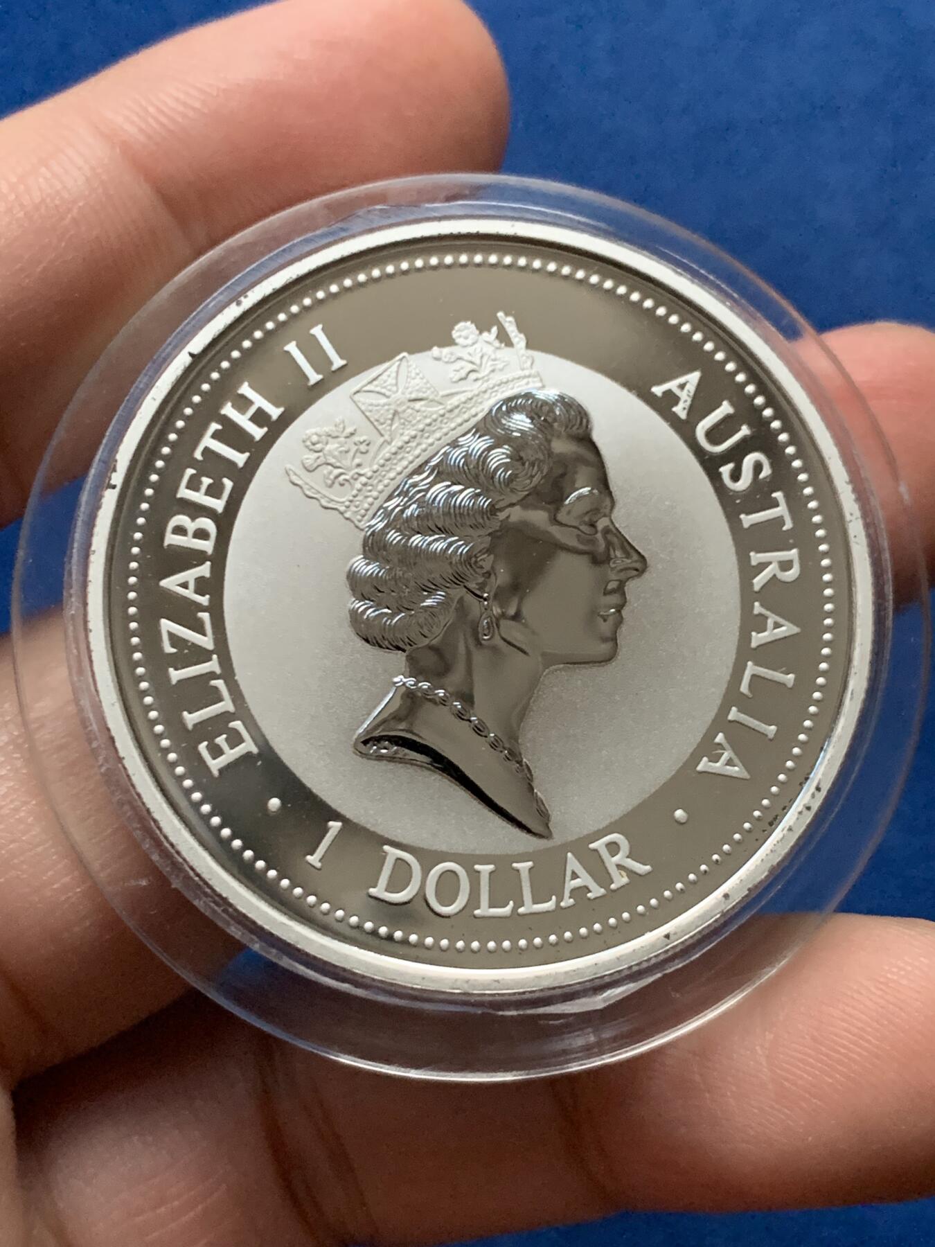 《竞宝斋》第436场 周日，周一2场连拍 （全场包邮） 澳大利亚 1997年 笑翠鸟 熊猫镶嵌银币 含纯银1盎司999银，镶嵌部分重约0.5克黄金，发行1.5万枚，为上海国际钱币展而发行，细节见图。