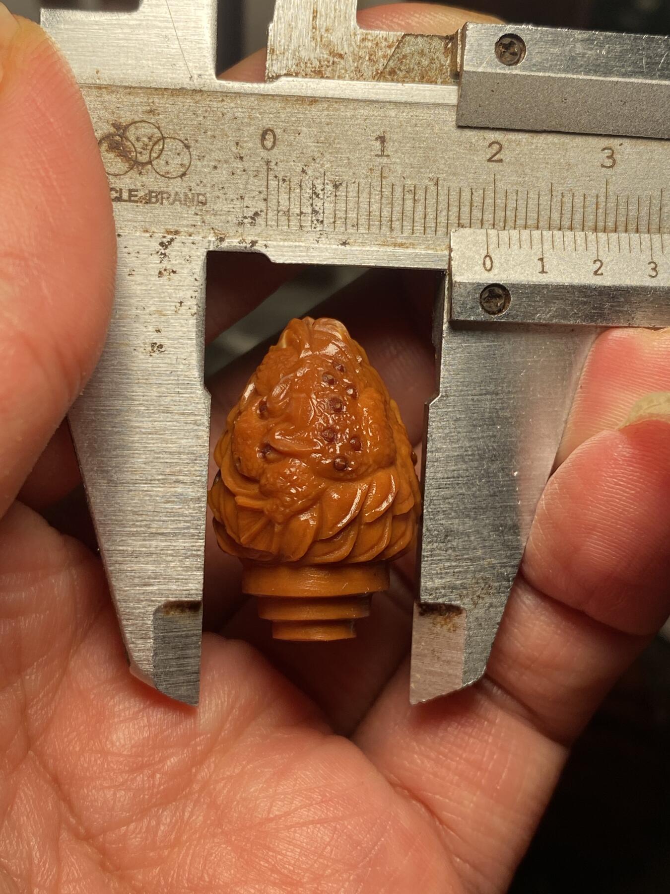 大佬都在看的苏工核雕捡漏价 福利苏工核雕，纯手工雕刻，老苏工铁核招财进宝，金蟾三通，个性十足，等待有缘人，市场无同款，尺寸1。95x2。9喜欢的来