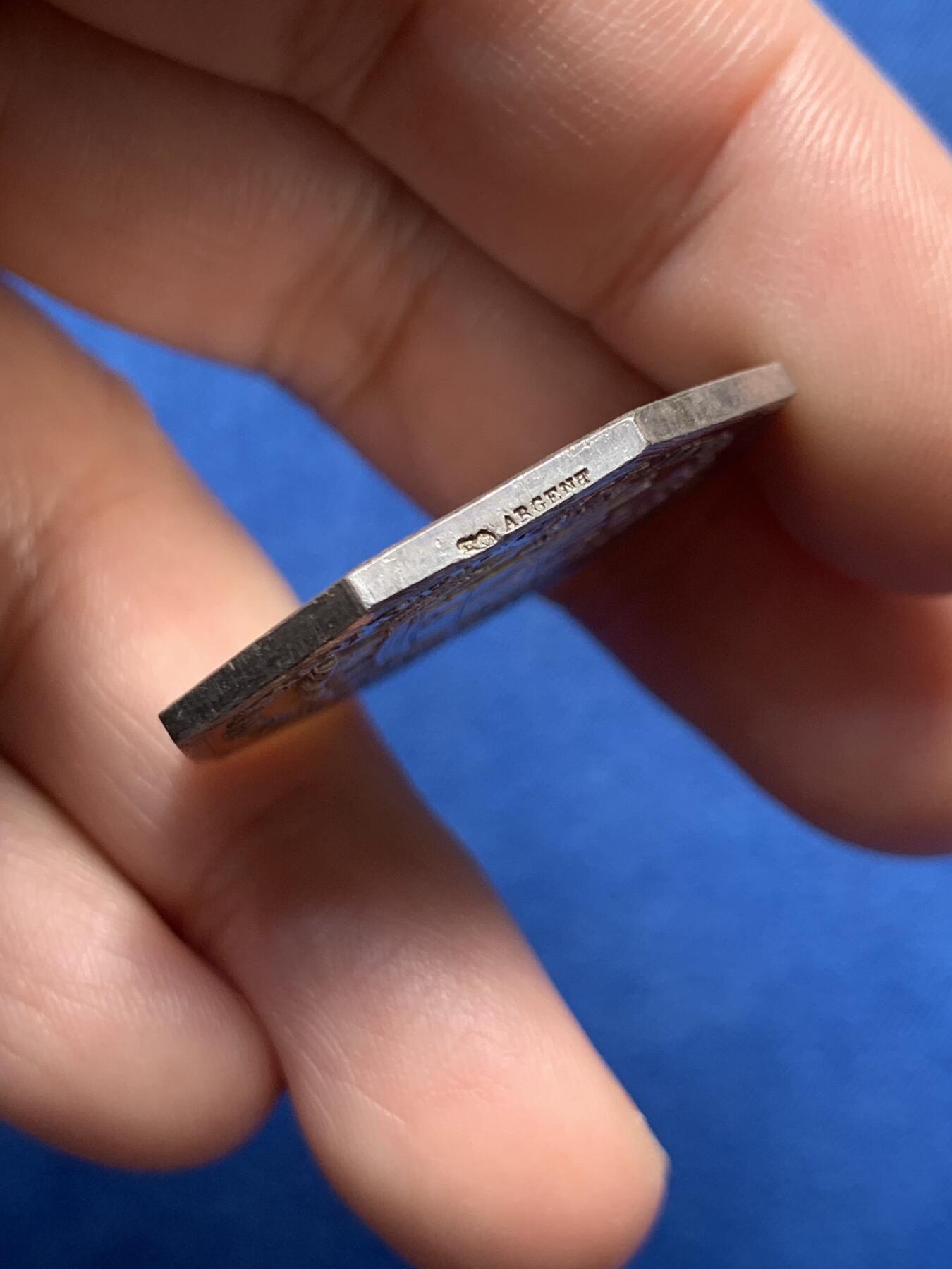 《竞宝斋》第436场 周日，周一2场连拍 （全场包邮） 法国波尔多市商业经纪人八角银质代币，30.7MM，13.55克，丰饶角边铭，底光不错，底板犀利，细节见图。