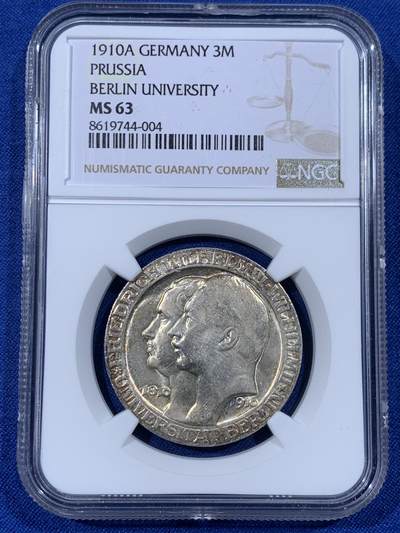 《竞宝斋》第436场 周日，周一2场连拍 （全场包邮） - NGC MS63 德国1910年普鲁士王国柏林大学建成一百周年3马克银币，原汁原味老包浆，包浆醇厚浓郁，状态极佳。