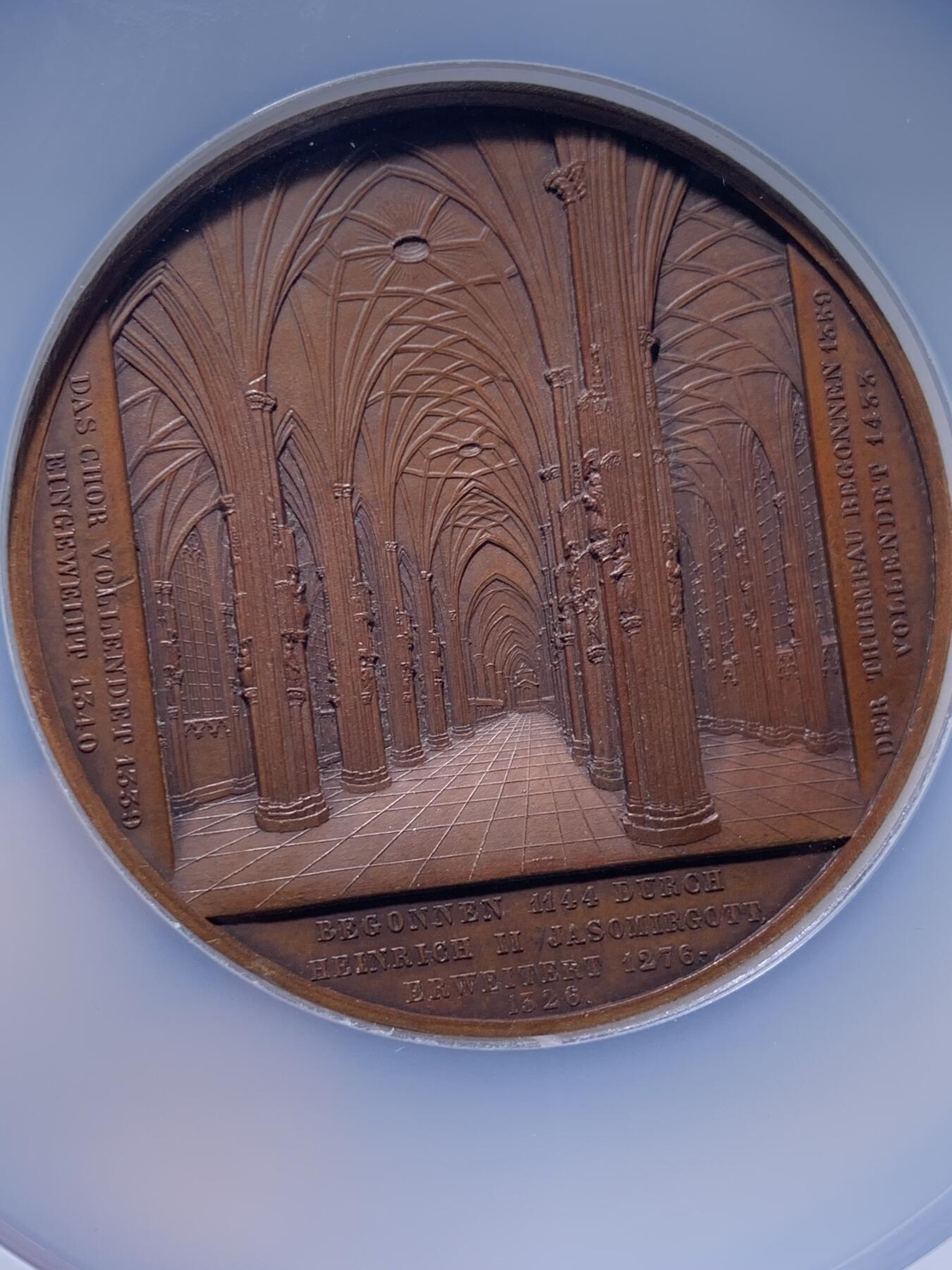 《竞宝斋》第436场 周日，周一2场连拍 （全场包邮） NGC MS62BN 奥地利古典大铜章，维也纳圣斯特凡大教堂，大师Wiener名誉作品。1862年古董原版，60mm，欧洲著名教堂系列，Wiener手雕章精品，细节刻画极其惊叹，实物精美！加大加厚盒。