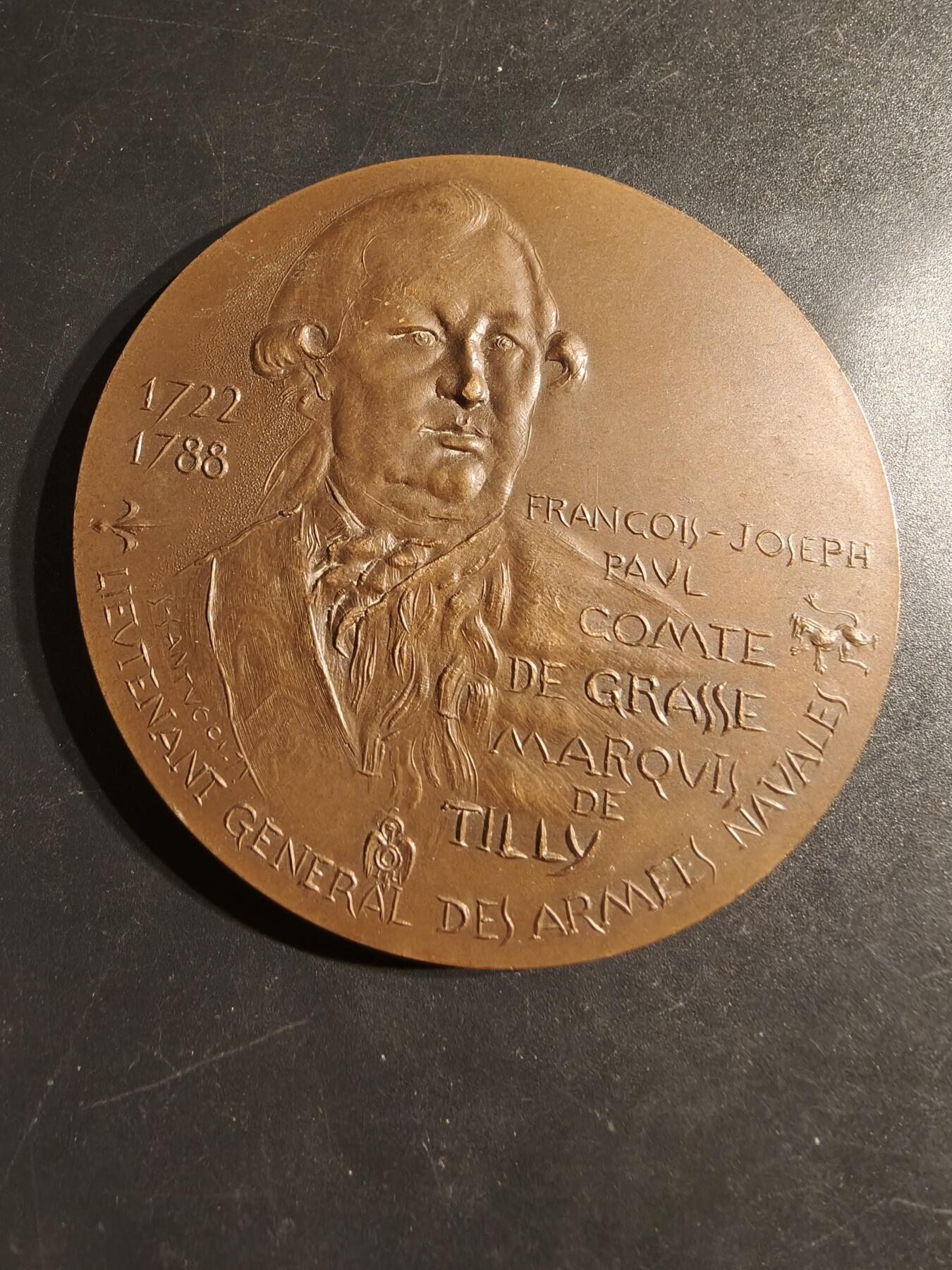 老王徽章第162期  法国海军上将弗朗索瓦-约瑟夫-保罗·德·格拉斯伯爵大铜章     背面描述了格拉斯伯爵带领法国海军击败英国的1781年美国独立战争切萨皮克湾海战的场景     直径72mm.     重量160g