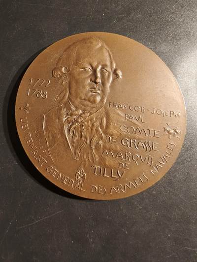 老王徽章第162期 -  法国海军上将弗朗索瓦-约瑟夫-保罗·德·格拉斯伯爵大铜章     背面描述了格拉斯伯爵带领法国海军击败英国的1781年美国独立战争切萨皮克湾海战的场景     直径72mm.     重量160g