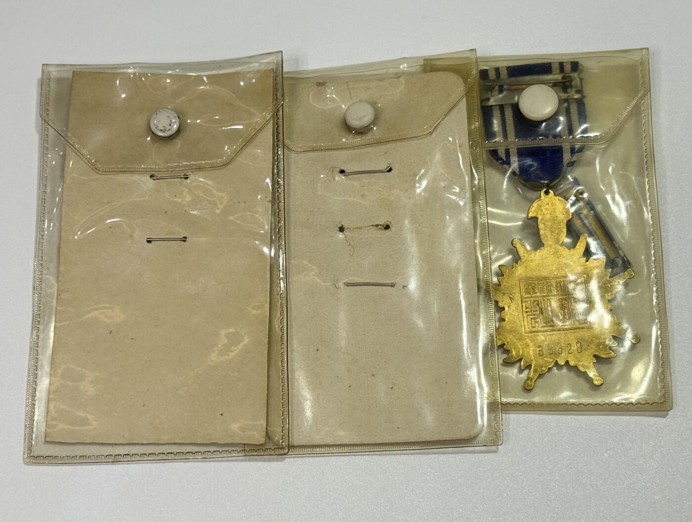 韵星假日精品2025秋季军品类拍卖会-- Rimey Holidays Boutique 2025 Autumn Militaria Sale 金品高先生旧藏，50年代铜版本忠勤勋章、一星、二星勋表大全套。军中服役三十年，最终军衔为上校或少将