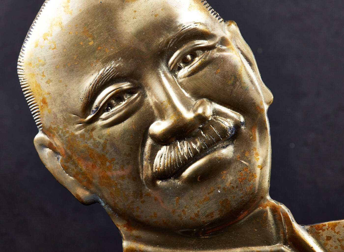 【俄甄集藏】2025年(044)11-12星期三晚 19:30 全场包邮 中国台湾1970年代纪念蒋公铜牌挂像，高：210mm，宽：150mm，重量约700克