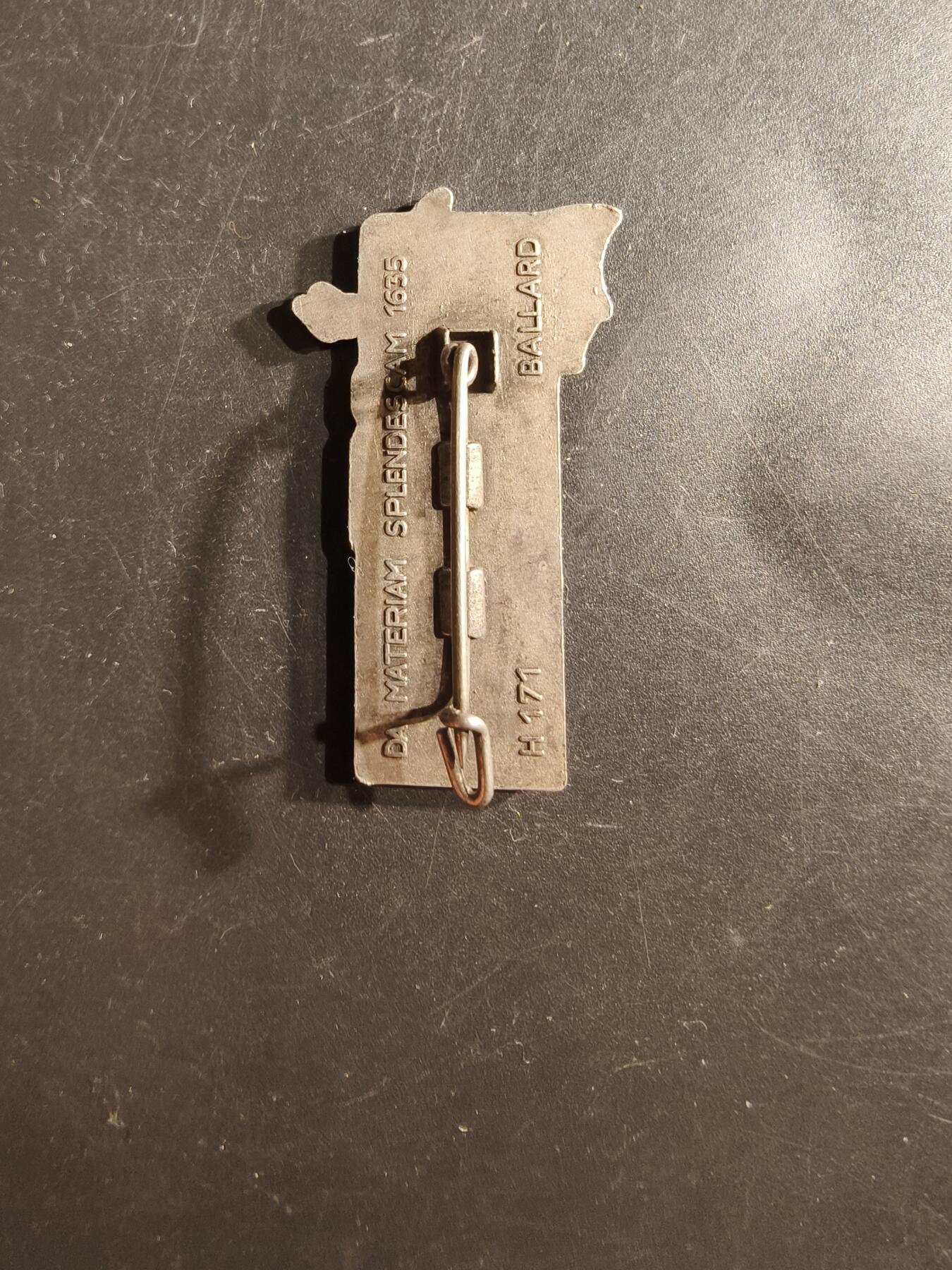 老王徽章第162期  法国陆军第2龙骑兵团证章     该团于1635年由路易十三的表兄孔代亲王（Prince de Condé）组建。