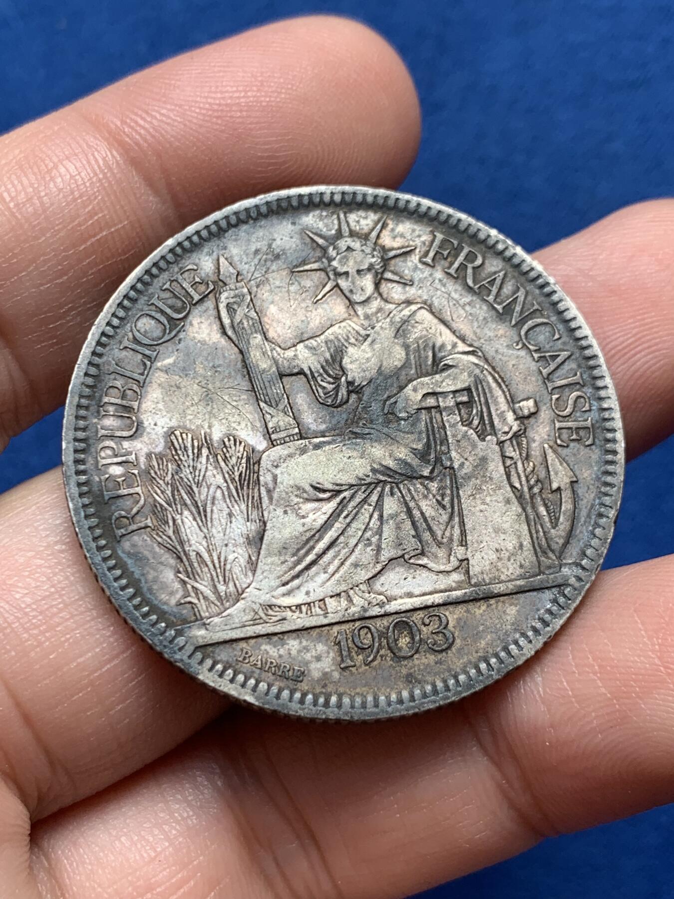 《竞宝斋》第436场 周日，周一2场连拍 （全场包邮） 法属印支 1903坐洋 1皮阿斯特大银币 原味黑包浆 细节见图