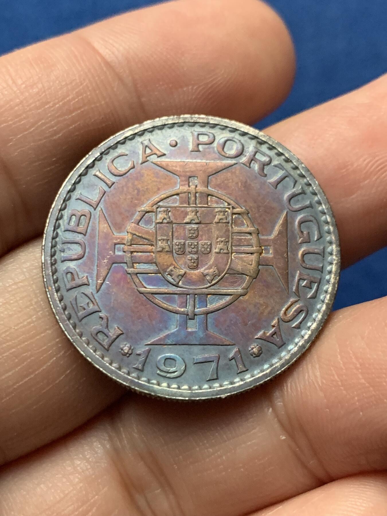 《竞宝斋》第436场 周日，周一2场连拍 （全场包邮） 澳门1971年五元银币，少见玫瑰金偏两彩氧化美品