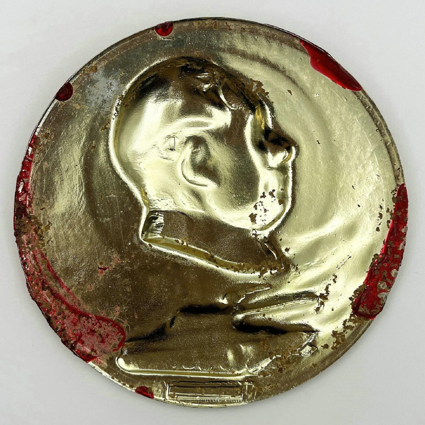 2025年伟人像章秋季专场拍卖会 红底金像大章 金色大坦克 红旗 一枚  直径12.07cm