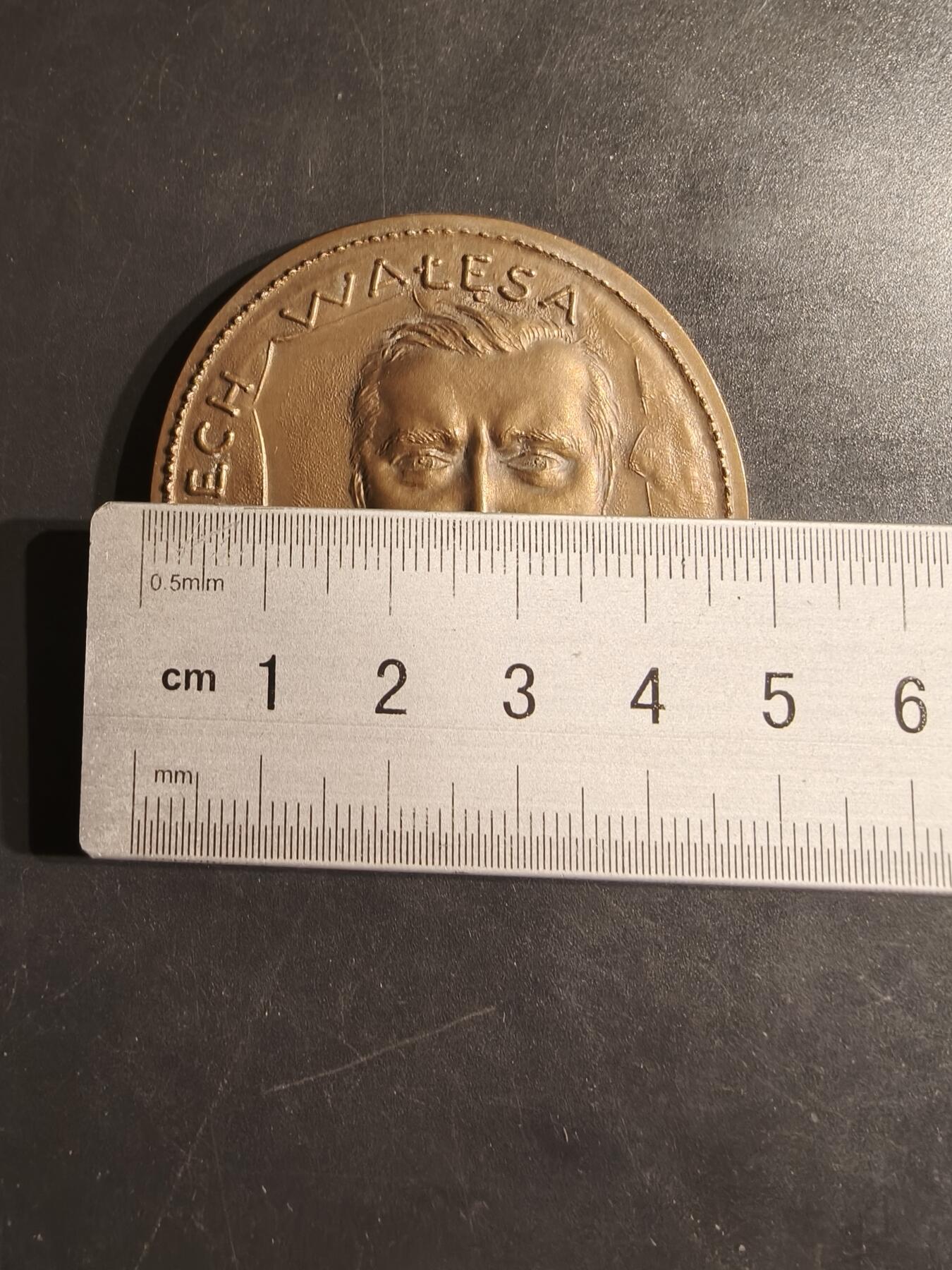 老王徽章第162期  1983年诺贝尔和平奖大铜章     1983年诺贝尔和平奖授予了波兰工会领袖莱赫·瓦文萨（Lech Wałęsa），以表彰他在波兰为工人权利和自由所做的贡献      直径49mm.   重量52.8g