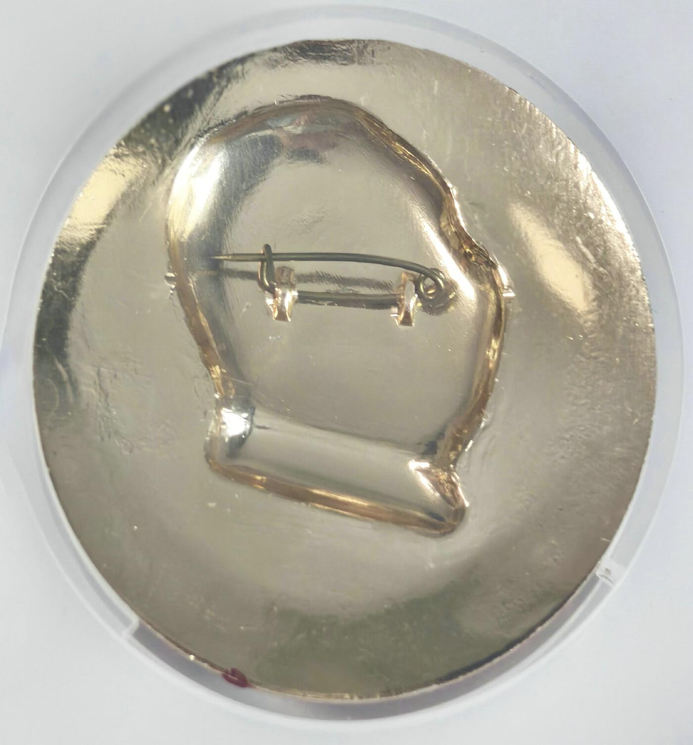 2025年伟人像章秋季专场拍卖会 红金配色 标语“未制造更多的四好连队而奋斗” 一枚 NGC-MS66  直径5.42cm