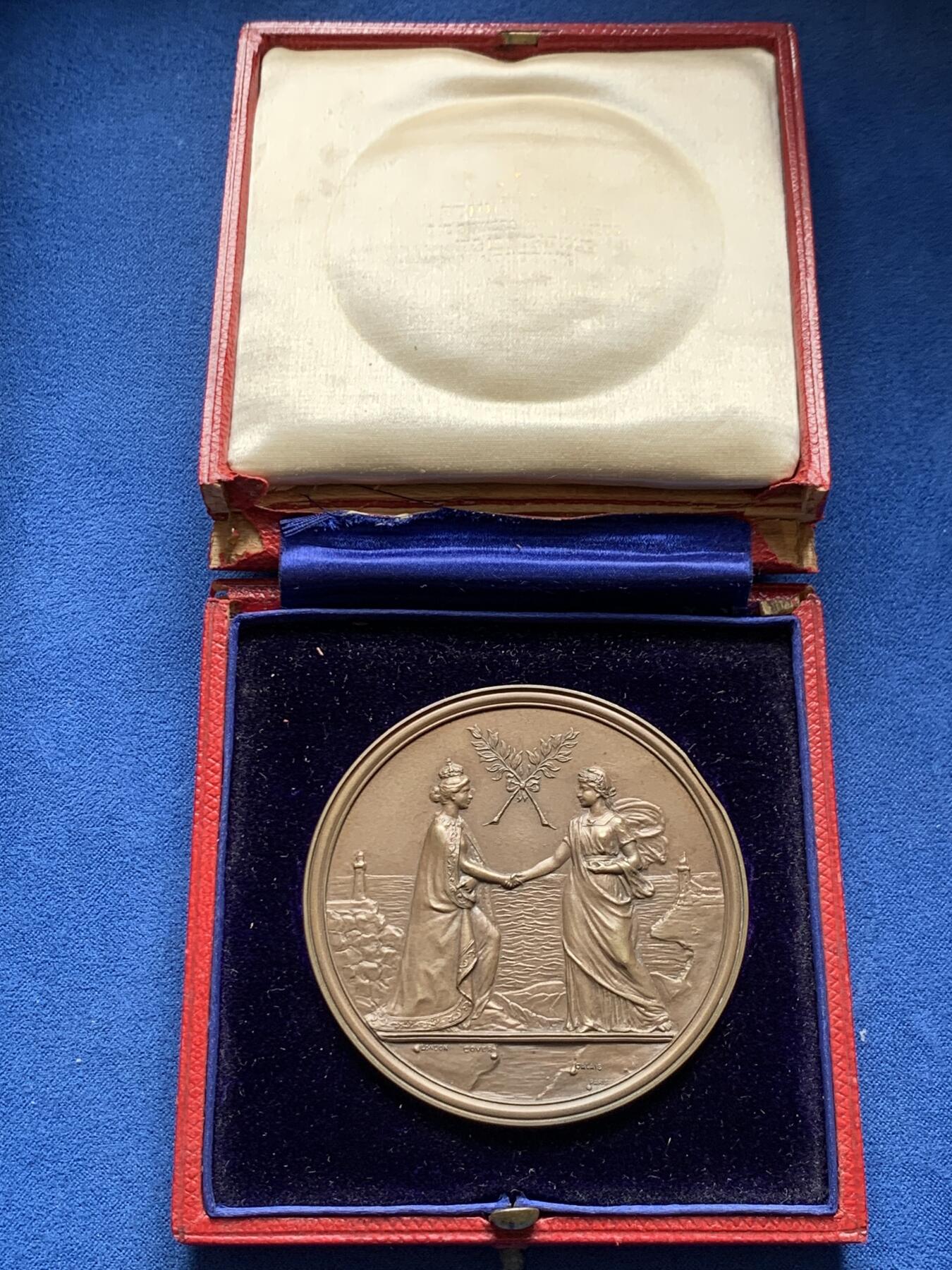 《竞宝斋》第436场 周日，周一2场连拍 （全场包邮） 1903年法国总统埃米尔•卢贝访问英国纪念，139.1克，63.2mm，铜标边铭，原盒有破损