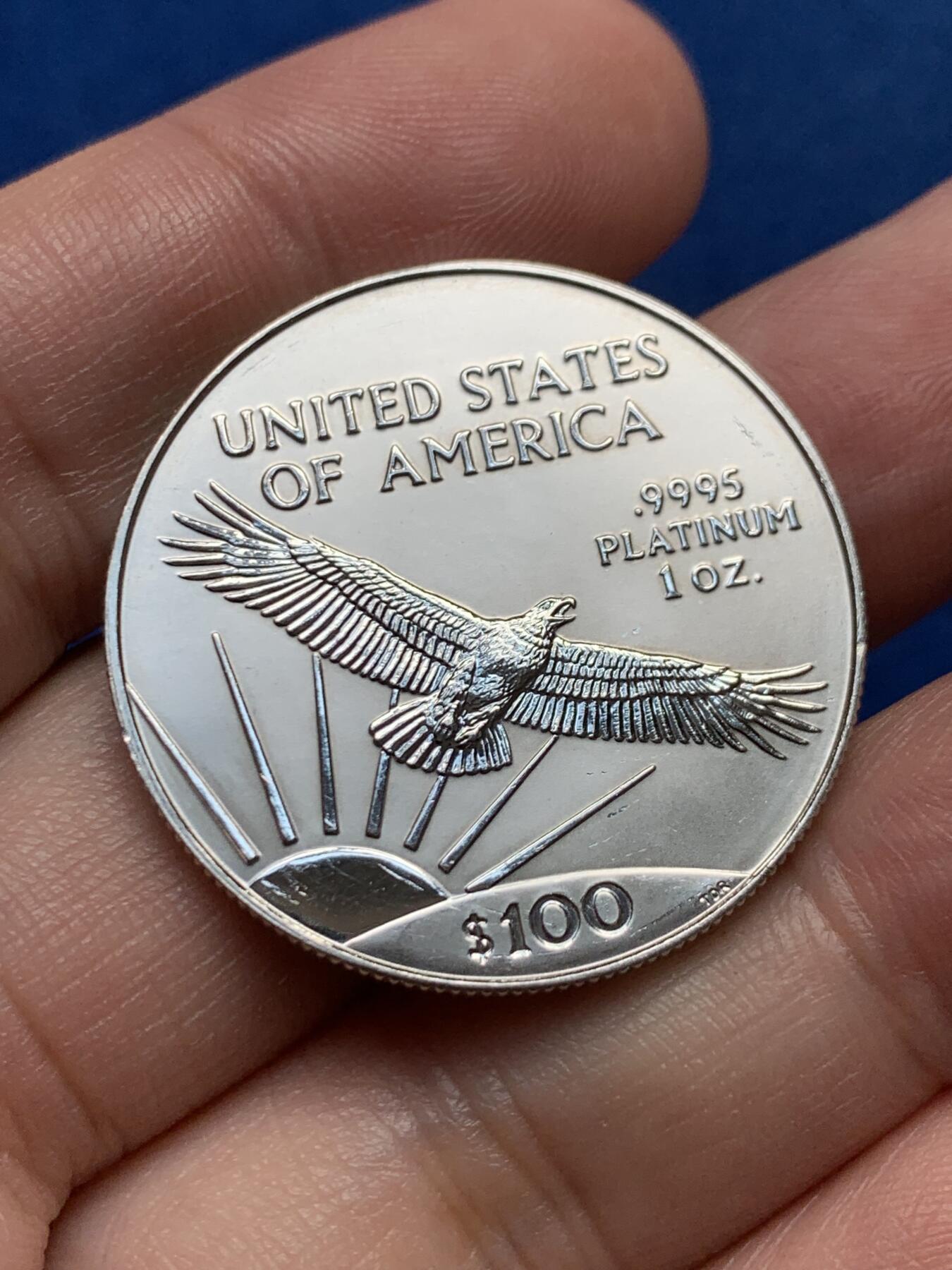 《竞宝斋》第436场 周日，周一2场连拍 （全场包邮） 1998年美国100元1盎司鹰扬普制铂金币，1盎司9995铂金，美国最大面值硬币，品相极佳。自由女神和展翅雄鹰的设计大气经典，早期普制部分图案抛光，比后来版本更有层次感。