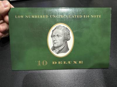 《外钞收藏家》第五百八十三期（精选场）（本期拍品丰富）（本平台长期征集拍品、欢迎藏友们联系合作） - 1999年首发10美元稀有千位号（另附一张近代美元发行年表） 原装册子 全新但有潮斑