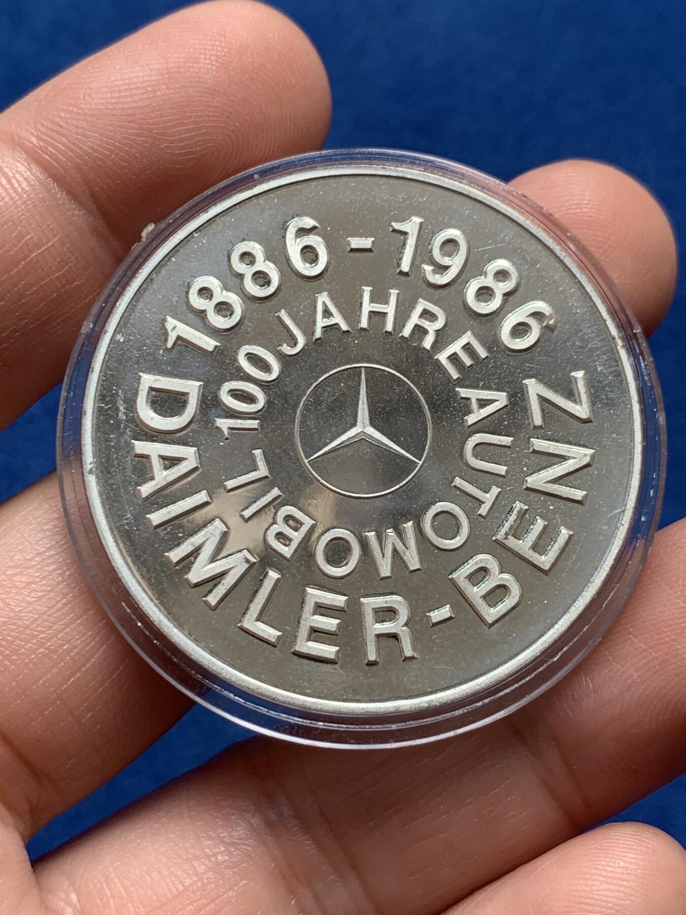 《竞宝斋》第436场 周日，周一2场连拍 （全场包邮） 1986年奔驰汽车百年银章，少见，25克。