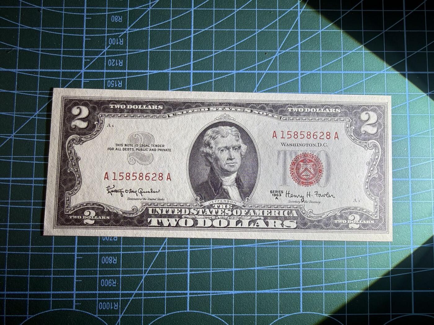 【炜奕收藏】，第五十期 1963年美国2美元红色库印，UNC品相，AA冠号码无47尾8，左下角轻微荧光