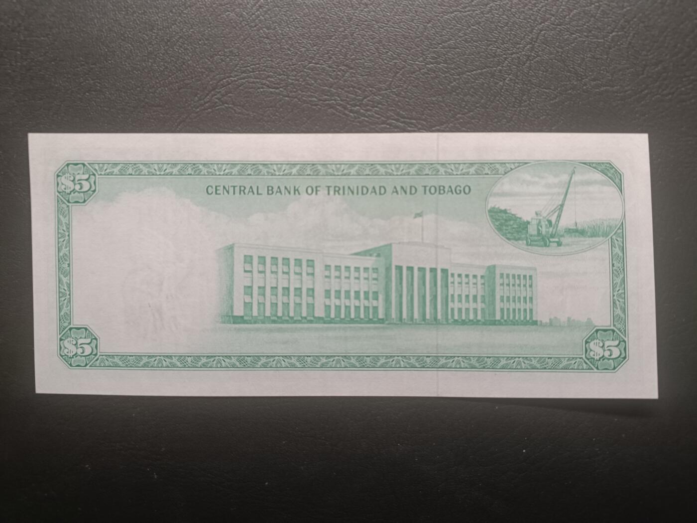 2025十一月第三期，总201期 特立尼达和多巴哥1964版5元UNC-，稀有女王头像序列中高面值，国徽和央行大楼